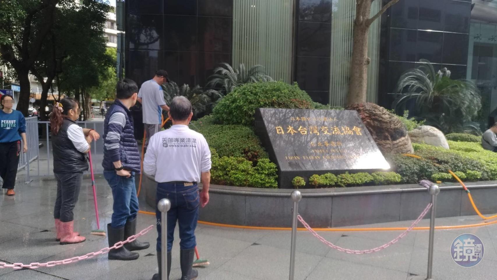 陳男今中午到日本在台協會門口潑灑紅漆。