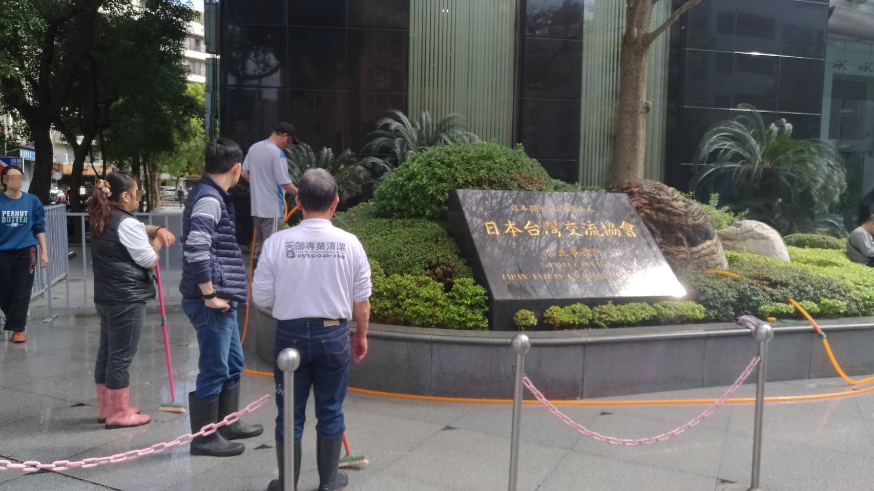 陳男今中午到日本在台協會門口潑灑紅漆。