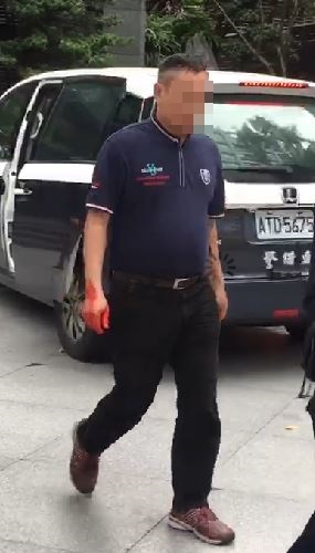 陳男潑漆後，隨即遭警方逮捕。