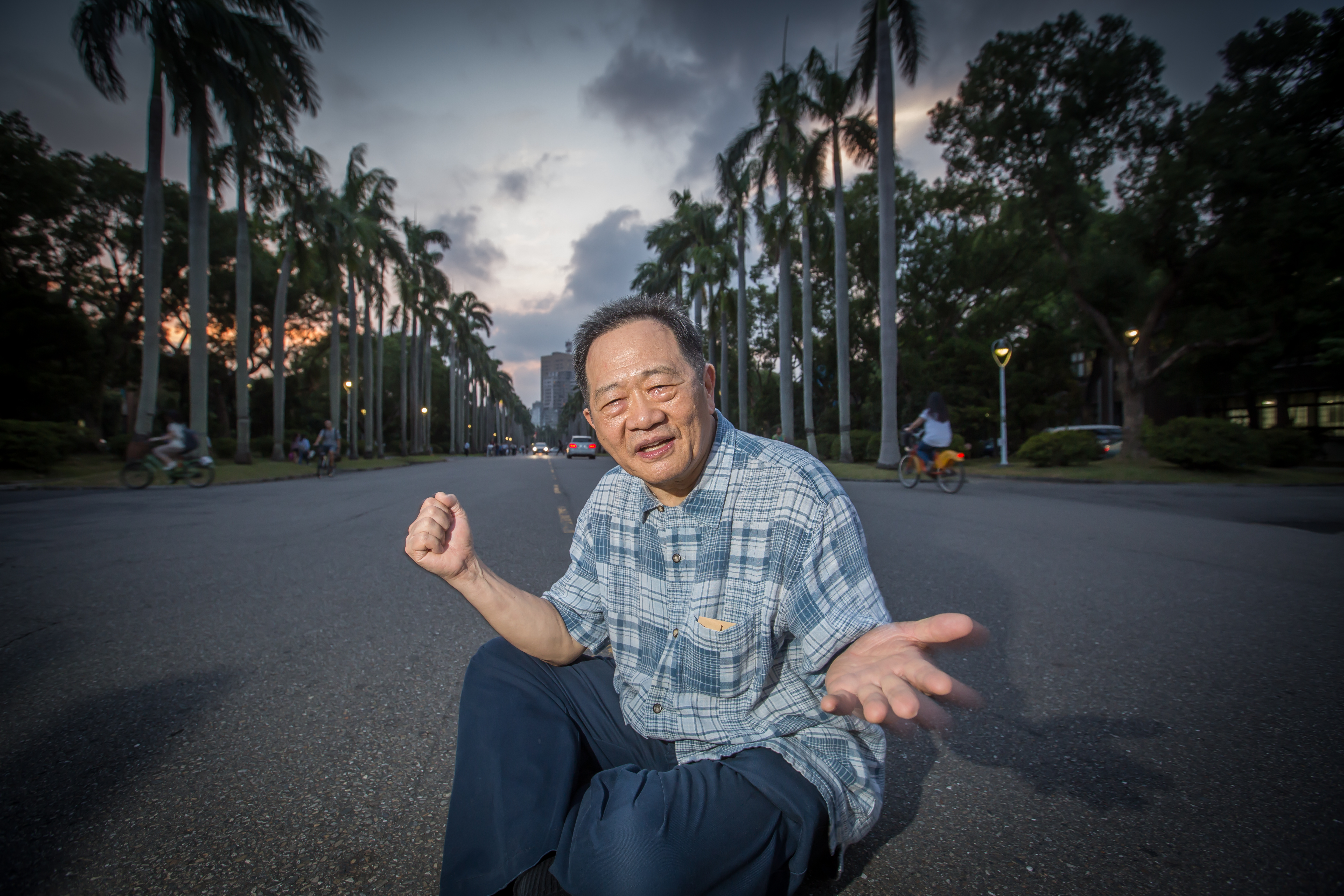 馬英九近期人氣超旺,台大教授李錫錕在臉書po文批評,馬英九跟蔡英文是「比爛」關係。