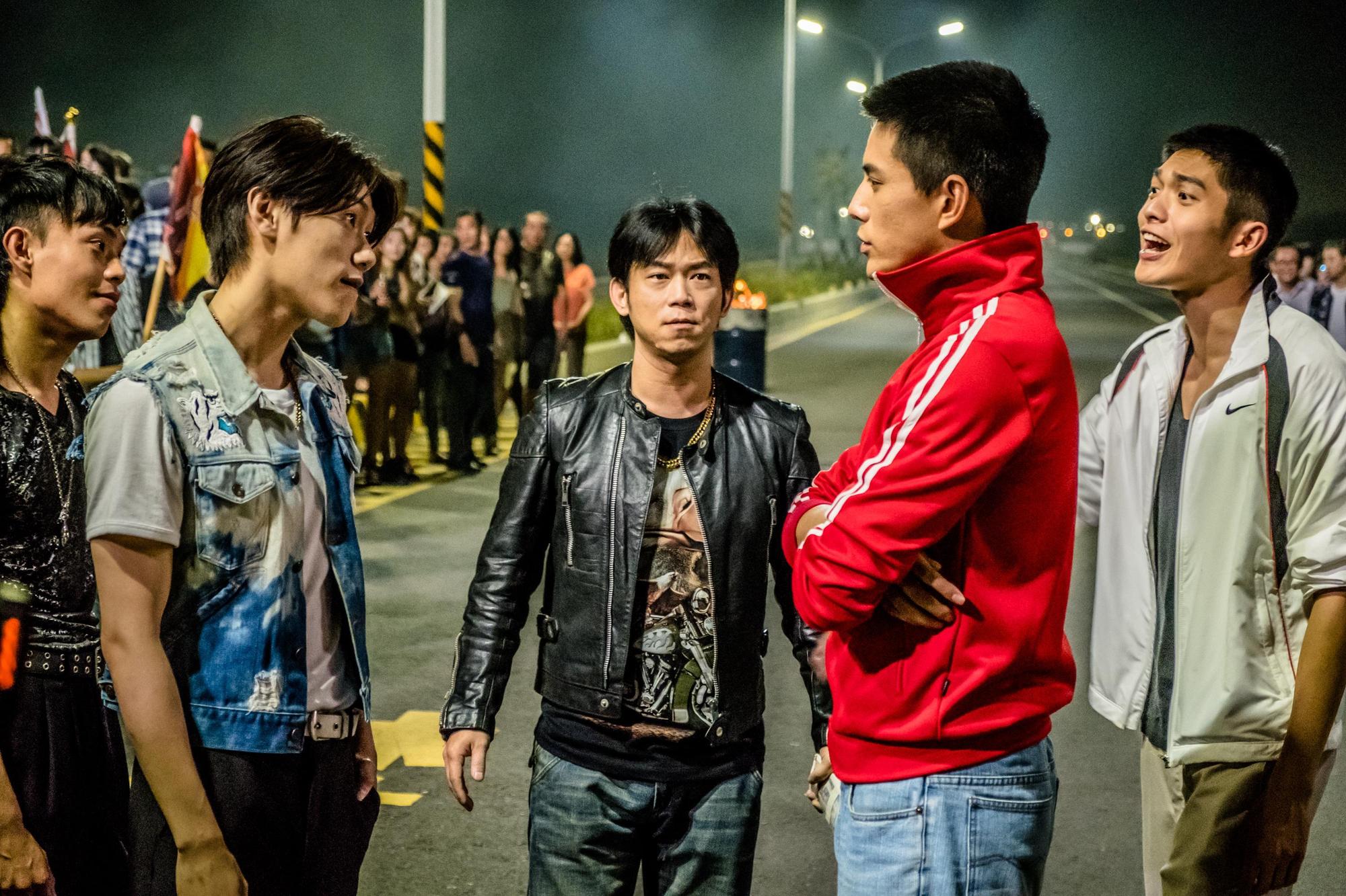 《鬥魚》電影版邀請近日因執導《角頭2》而翻紅的顏正國演出，幾位年輕演員林柏叡（右二）、邱宇辰（左二）、林輝瑝（右一）、蔡哲文（左一）與他對戲，紛紛大讚受益良多。（多曼尼提供）