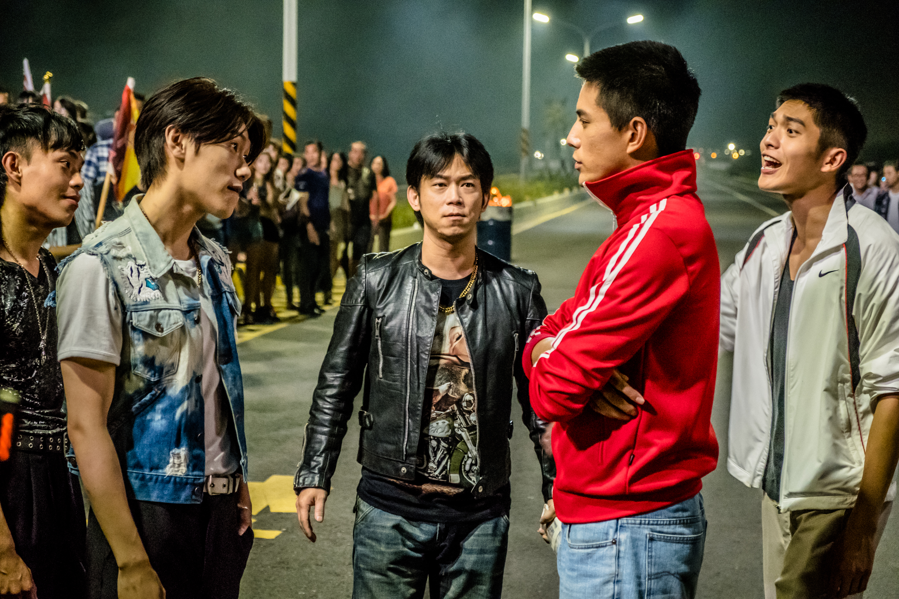 《鬥魚》電影版邀請近日因執導《角頭2》而翻紅的顏正國演出，幾位年輕演員林柏叡（右二）、邱宇辰（左二）、林輝瑝（右一）、蔡哲文（左一）與他對戲，紛紛大讚受益良多。（多曼尼提供）