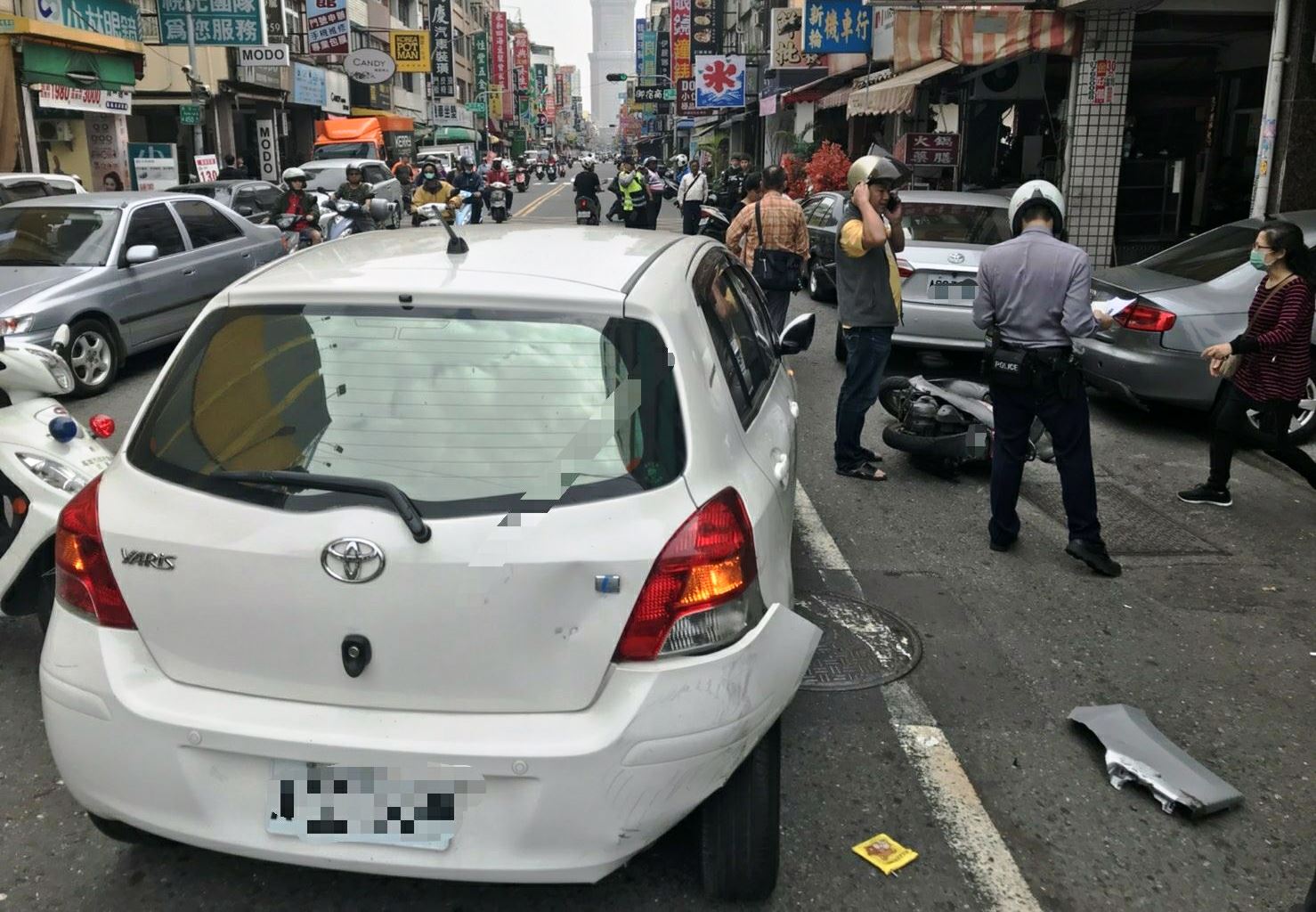 轎車車主只是停在路邊買午餐，車子卻突然加速疾駛，車主直呼倒楣。（警方提供）