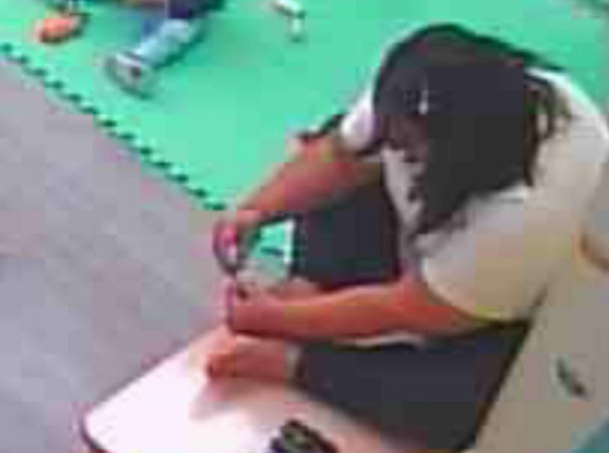 台南一家幼稚園出現虐童事件後越演越烈,有家長拿出去年的影片踢爆,有老師剪完腳趾甲再餵食幼童的紀錄。(家長提供)