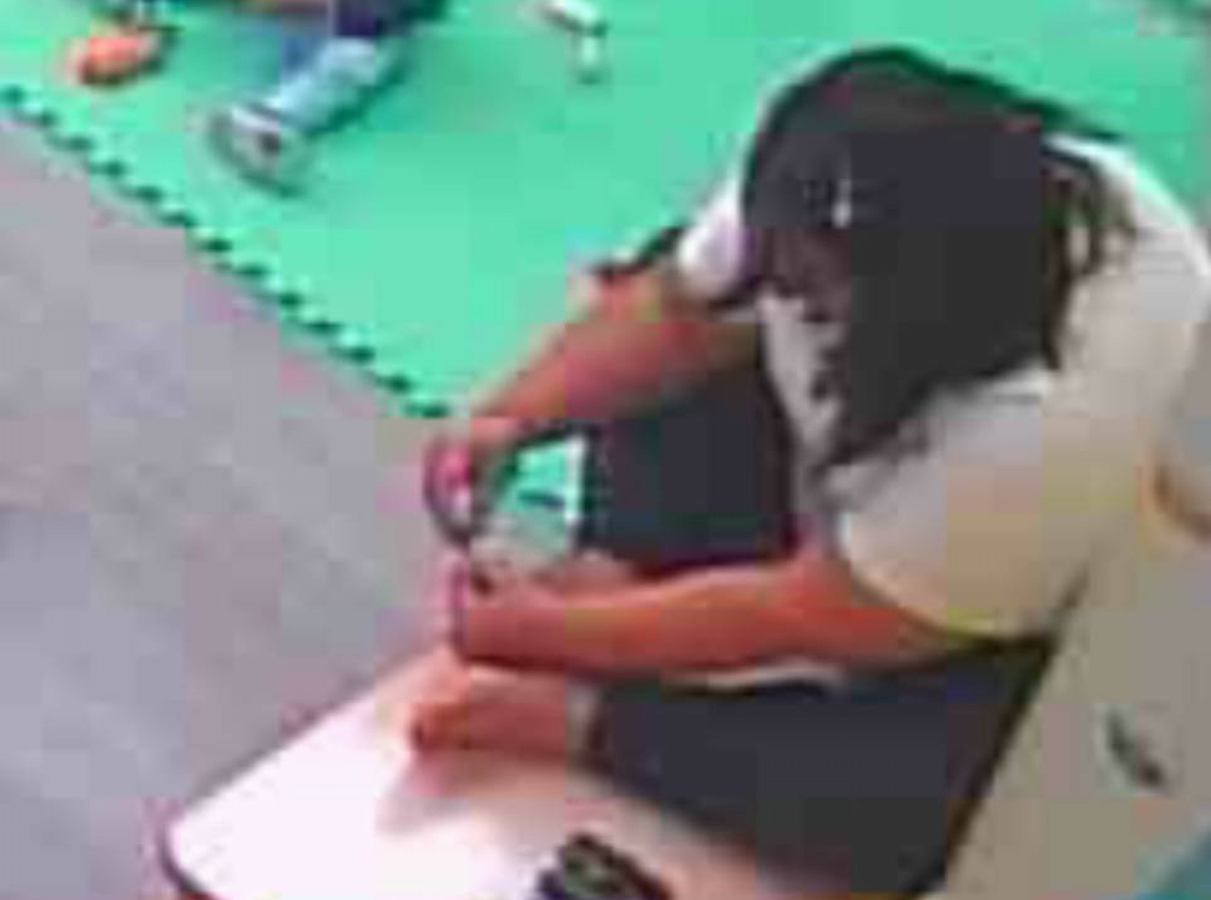 台南一家幼稚園出現虐童事件後越演越烈，有家長拿出去年的影片踢爆，有老師剪完腳趾甲再餵食幼童的紀錄。（家長提供）