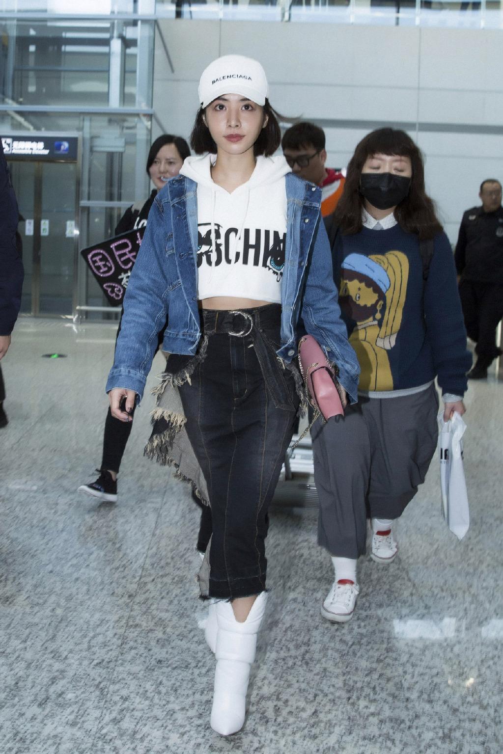 蔡依林身上的短版MOSCHINO eye系列帽T,是甫結束的米蘭時裝週最新設計。