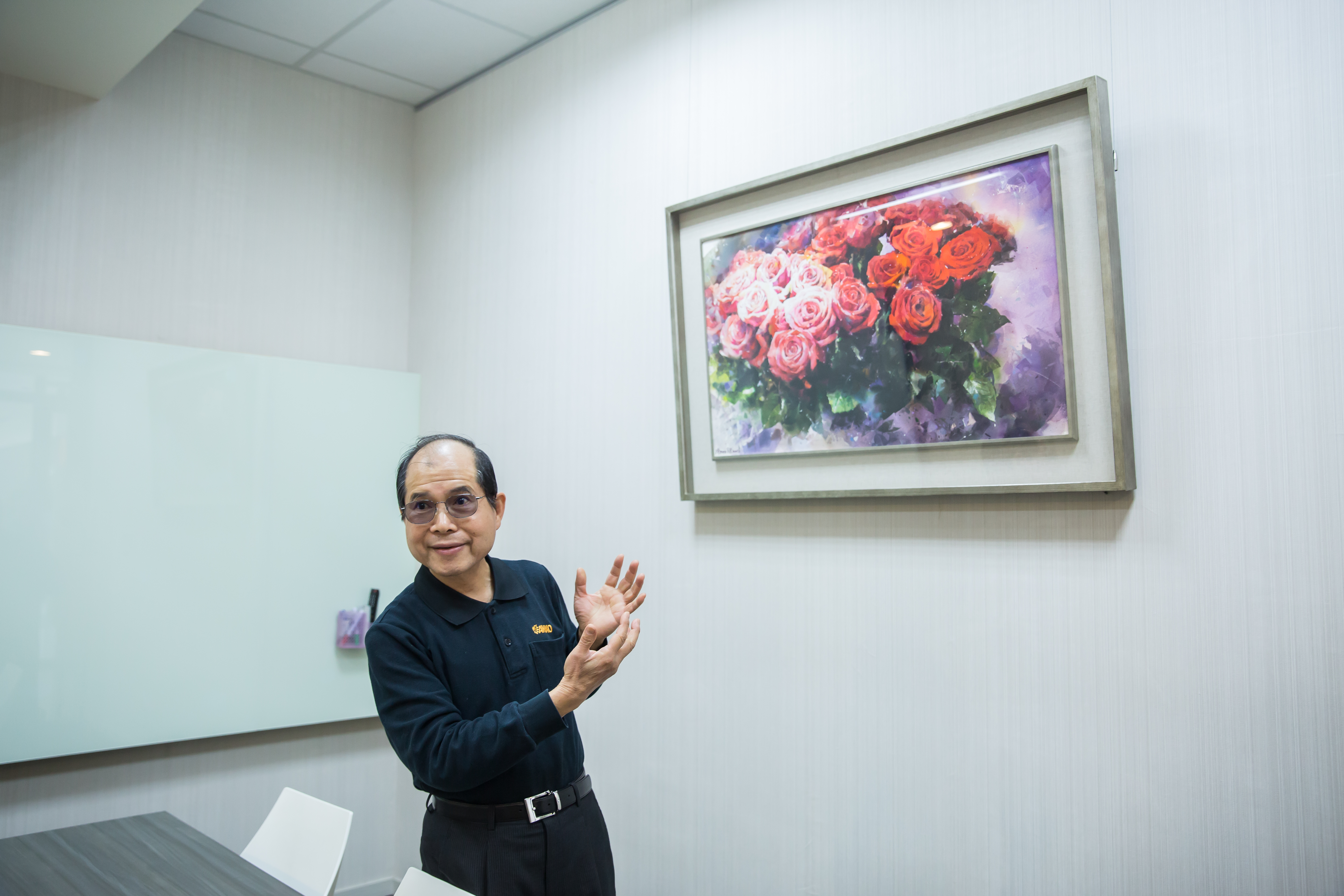 每個會議室都以花為名，搭配該花油畫，是歐陽禹的小浪漫。