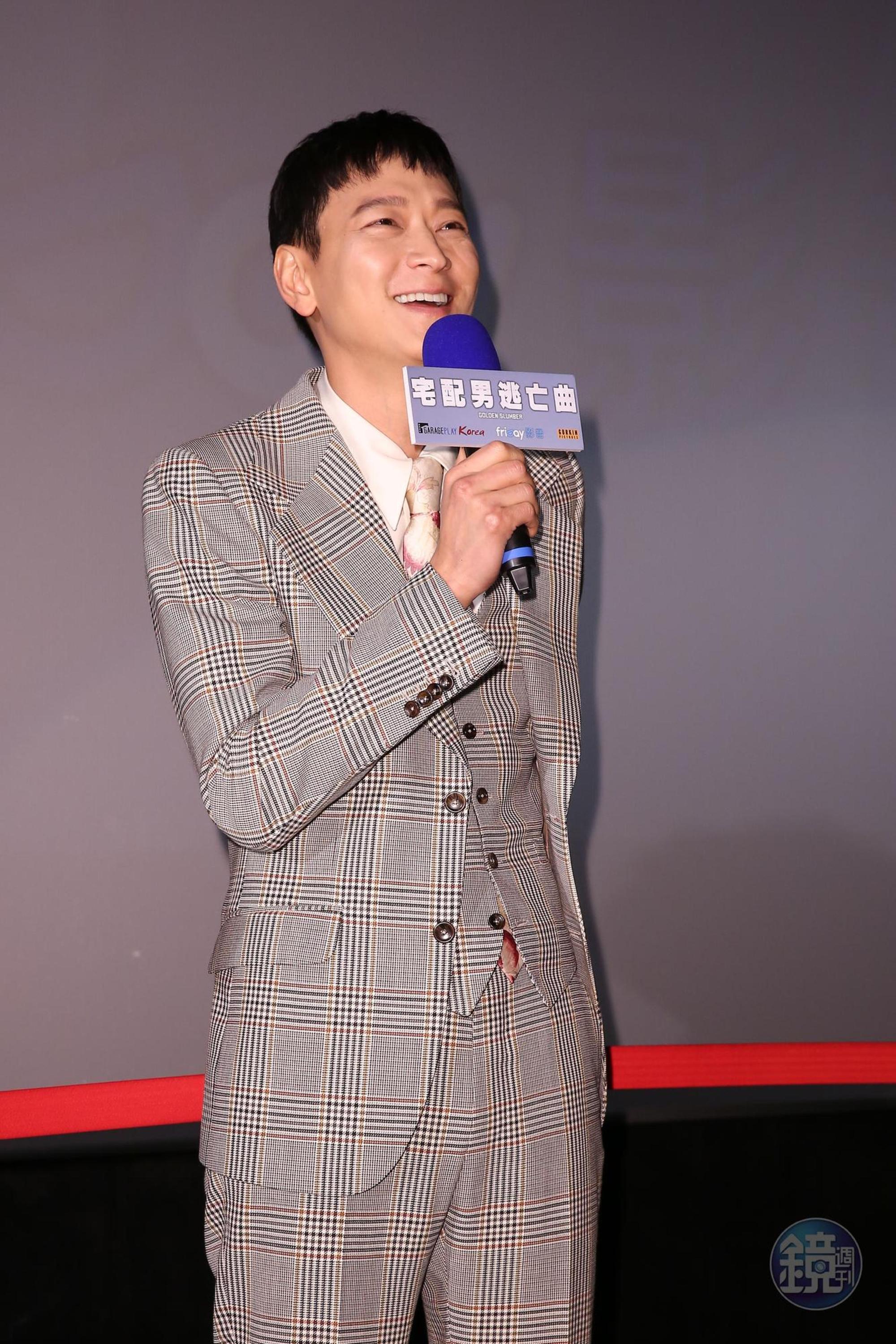 首次攜作品《宅配男逃亡曲》登台，姜棟元在電影放映前特地與粉絲打招呼。