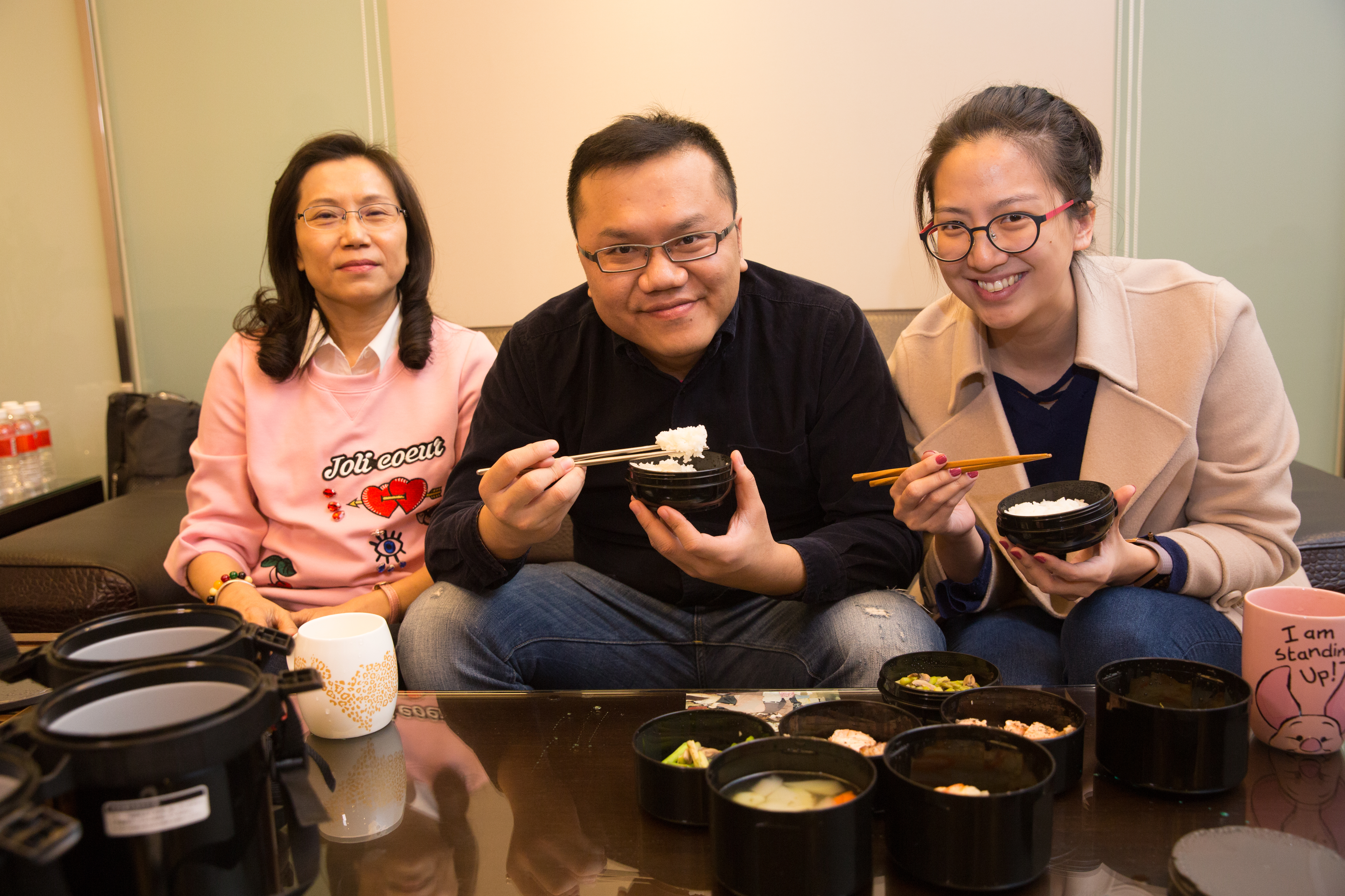父親生病讓李家人更重視健康,母親黃意惠(左)天天幫兒子、媳婦送少油少鹽愛的便當。
