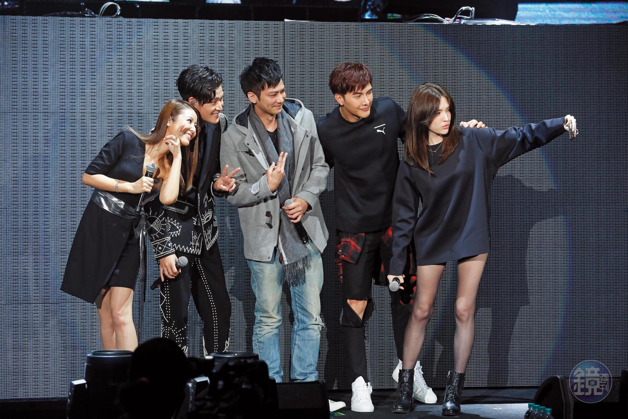 因演唱電視劇《16個夏天》片尾曲〈以後別做朋友〉，讓周興哲（左二）一炮而紅，演唱會上還有電視劇主角林心如（左一）、謝佳見（右二）、鄒承恩（左三）、許瑋甯（右一）一起助陣。（楊兆元攝）