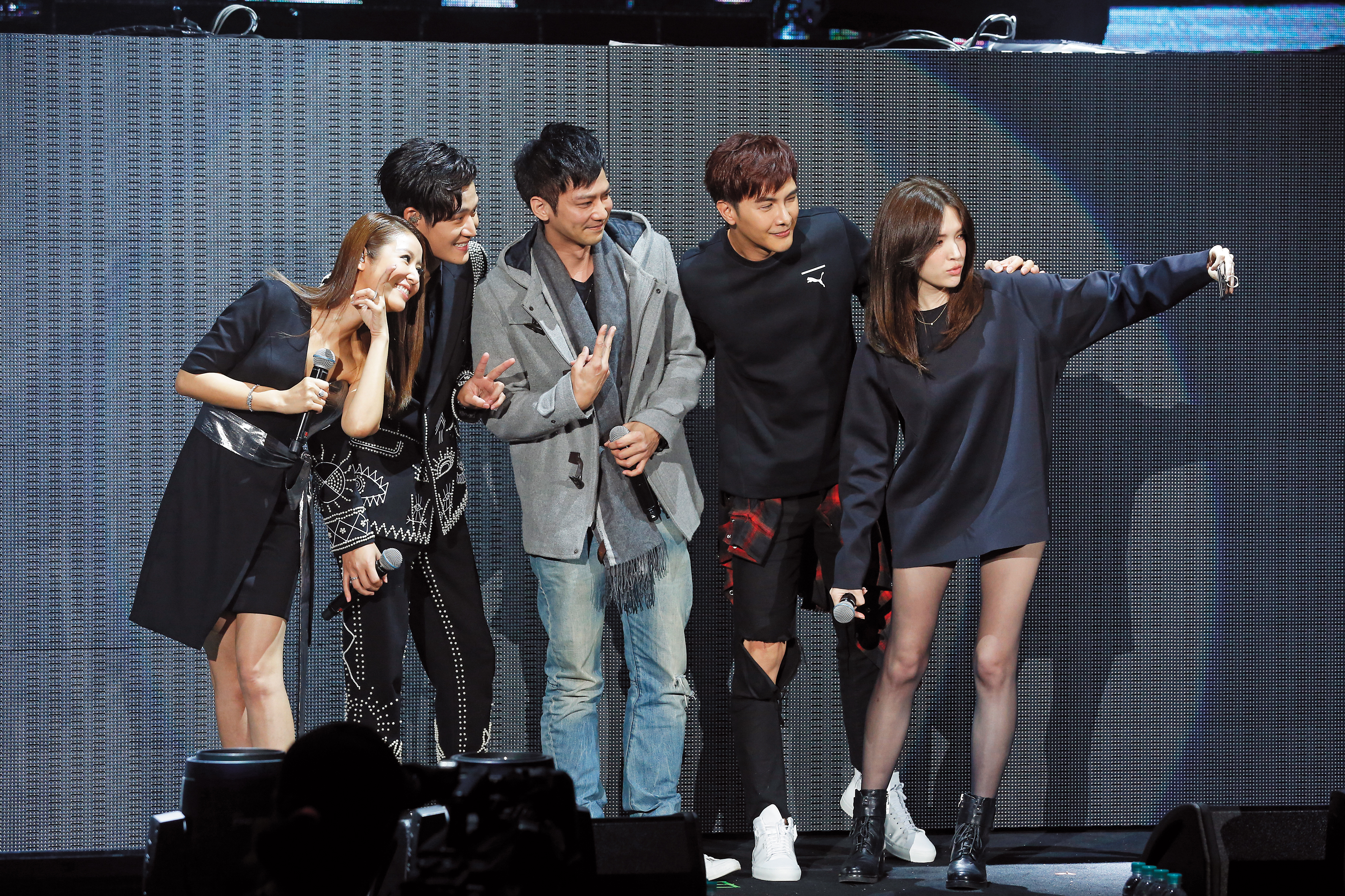 因演唱電視劇《16個夏天》片尾曲〈以後別做朋友〉，讓周興哲（左二）一炮而紅，演唱會上還有電視劇主角林心如（左一）、謝佳見（右二）、鄒承恩（左三）、許瑋甯（右一）一起助陣。（楊兆元攝）
