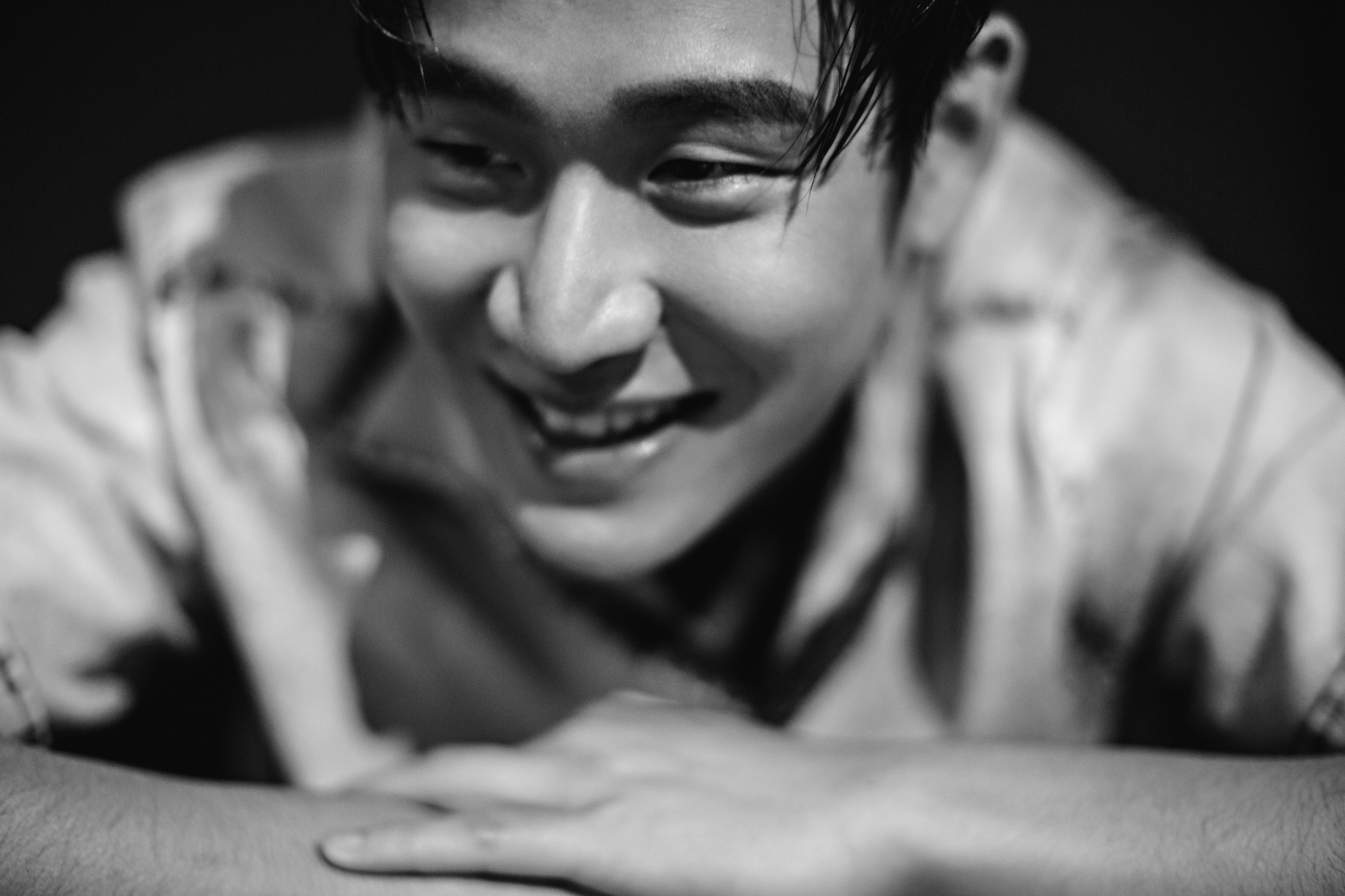 周興哲本人不太愛笑，也總給人些微憂鬱的感受，只有這天他很自然地笑了出來，讓我們知道，那個愛唱悲傷情歌的人，並不是永遠都沉溺在哀怨之中。 