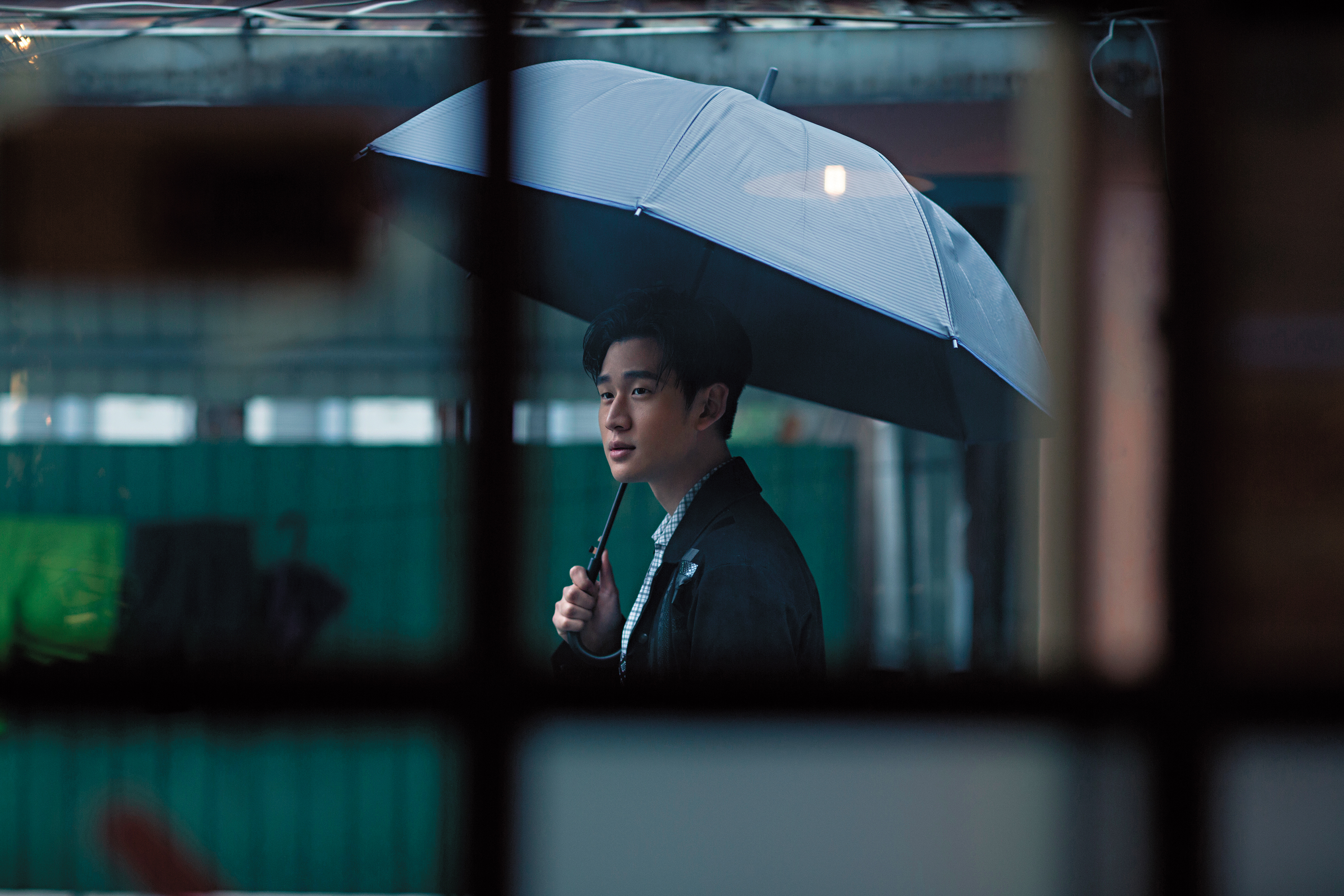 那些膾炙人口的悲傷情歌，背後都是一張張收到的好人卡所累積起來的。奇妙的是，寫成音符之後，卻讓周興哲走出了悲傷。