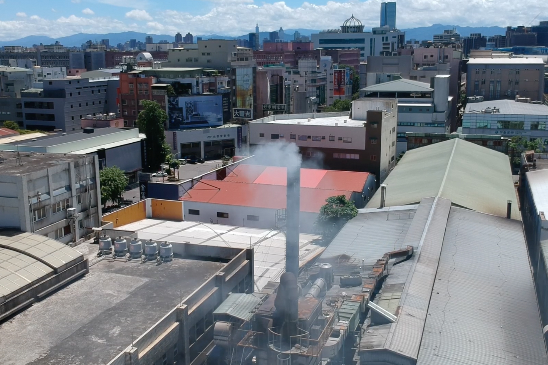 五股成衣工廠時常排放廢煙，讓周遭民眾苦不堪言。