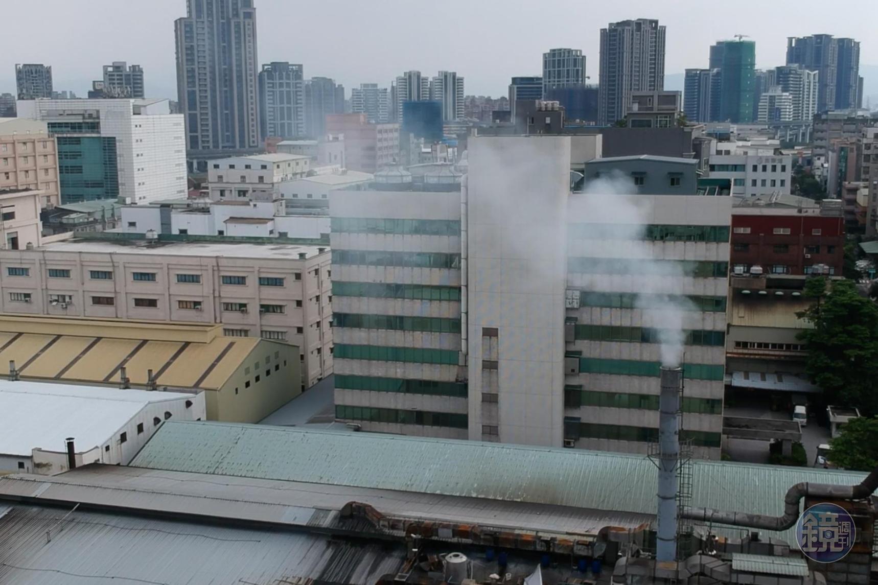 成衣工廠長年排放廢氣卻沒被開單，附近住戶質疑工廠老闆關係好。