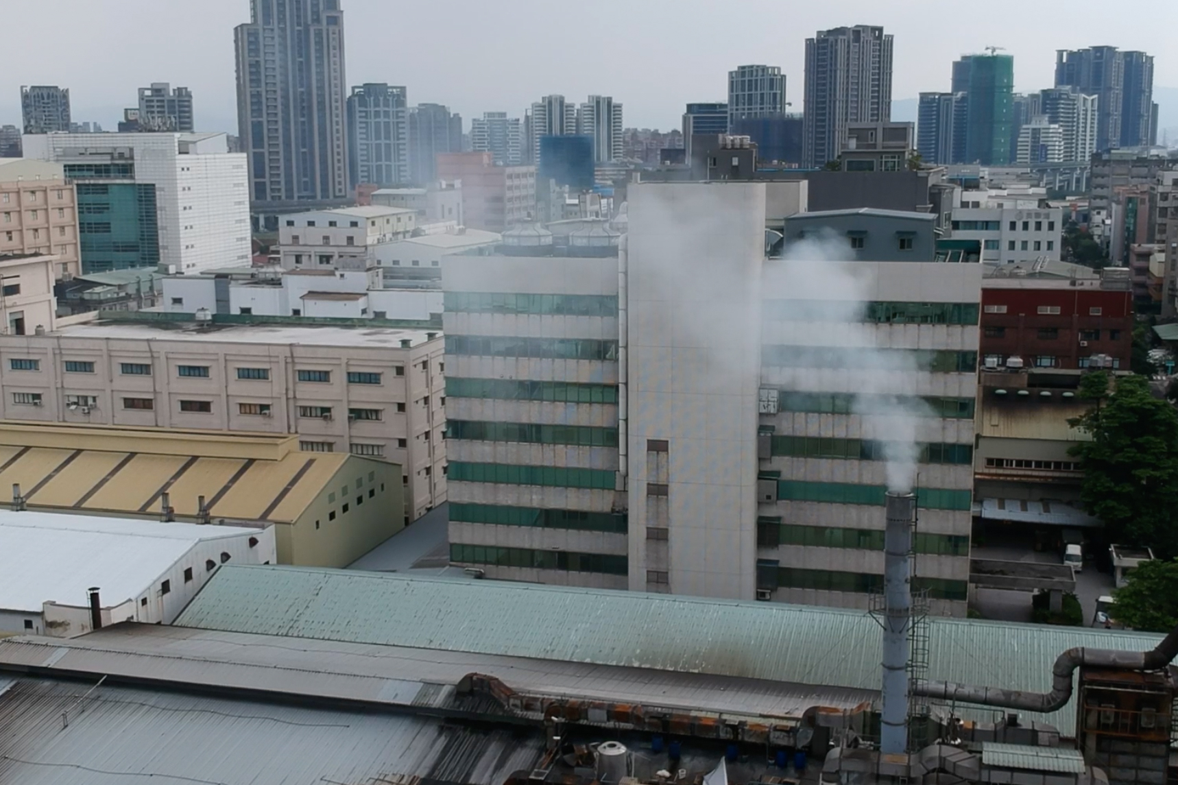 成衣工廠長年排放廢氣卻沒被開單,附近住戶質疑工廠老闆關係好。