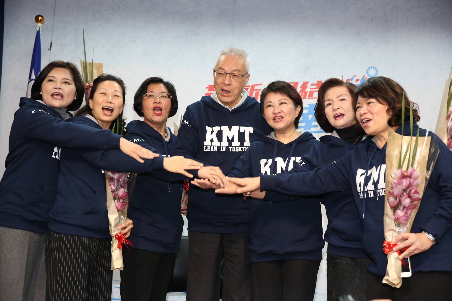 國民黨今舉行「國民新女力、加油我挺女」記者會，黨主席吳敦義到場獻花致意，祝高票當選。