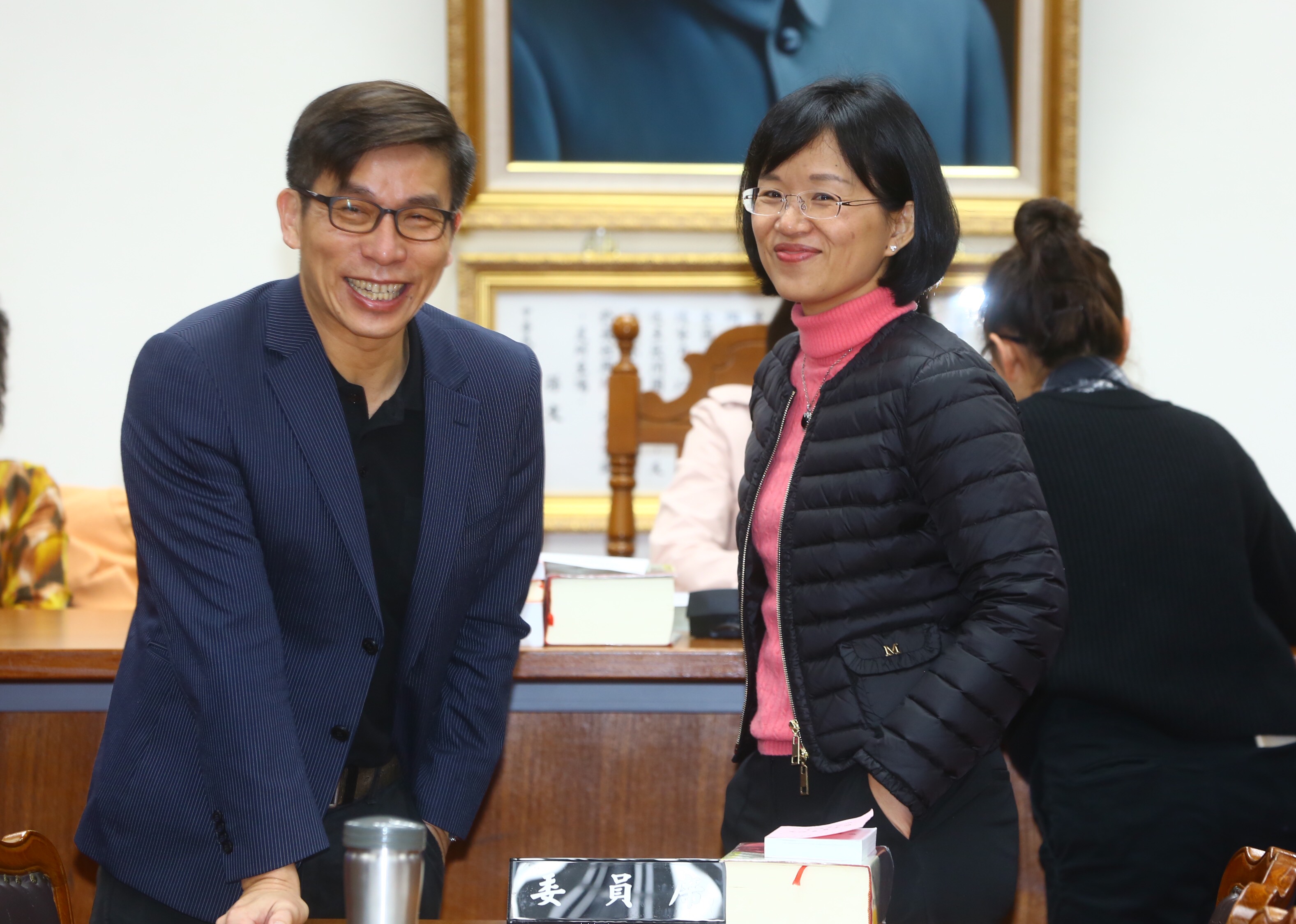 民進黨立委鍾佳濱（左）抽中召委，露出開心表情。