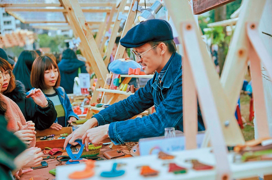 簡單生活節裡的手創市集，每屆都吸引創業青年參與，藉此拓展顧客群。（翻攝自簡單生活節臉書）