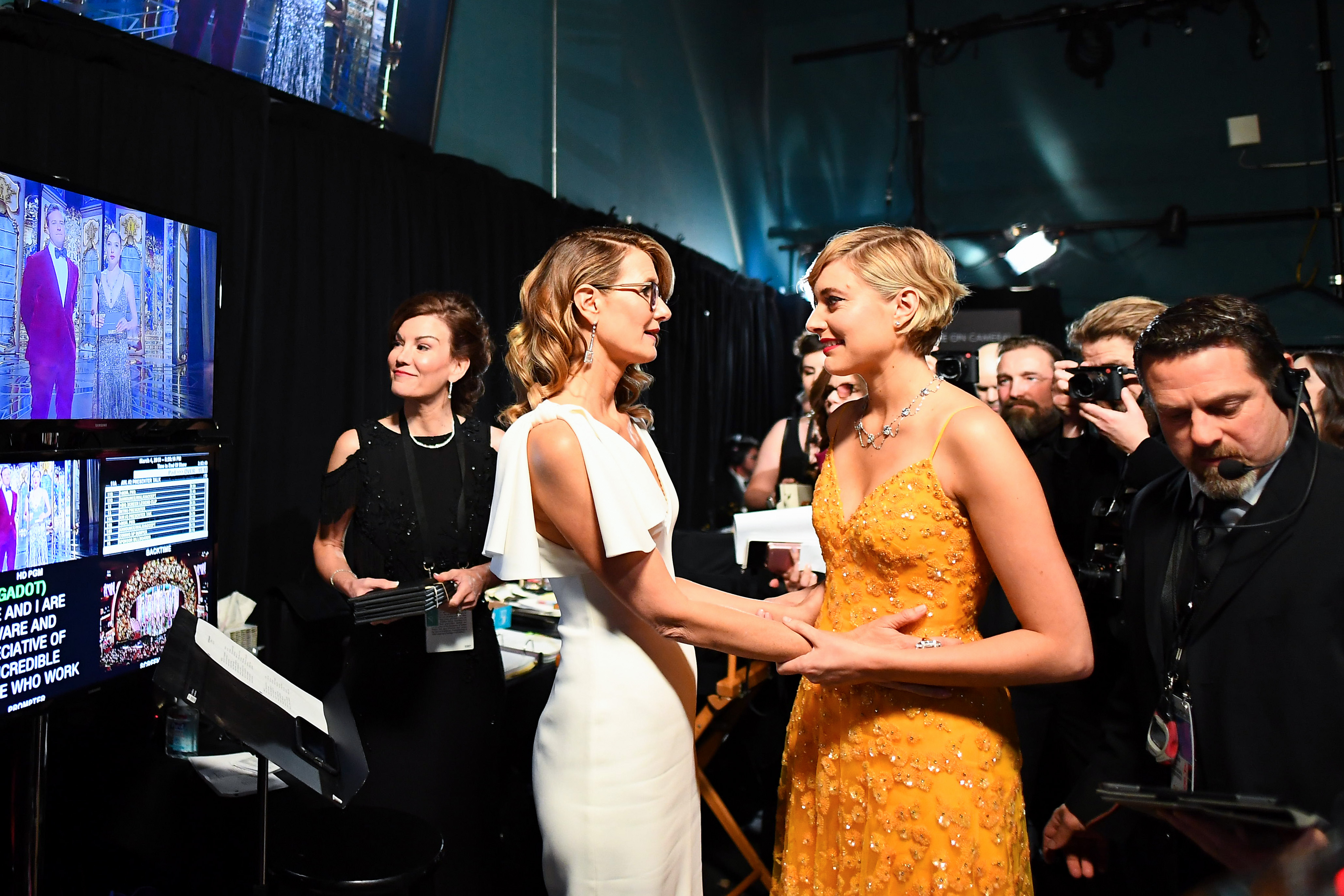 葛莉塔潔薇（右）藉作品《淑女鳥》，成為奧斯卡史上第5位入圍最佳導演獎的女性。（東方IC）