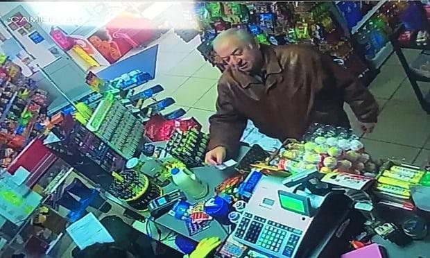 英國媒體公布史克里帕爾遭攻擊前幾天,他到當地商店購物,監視器拍到他與店員輕鬆談笑的影像。