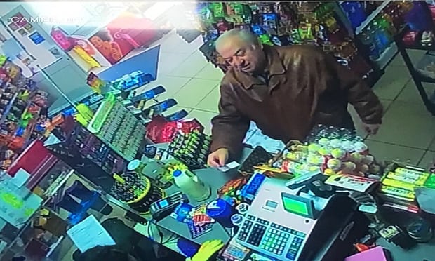    英國媒體公布史克里帕爾遭攻擊前幾天，他到當地商店購物，監視器拍到他與店員輕鬆談笑的影像。