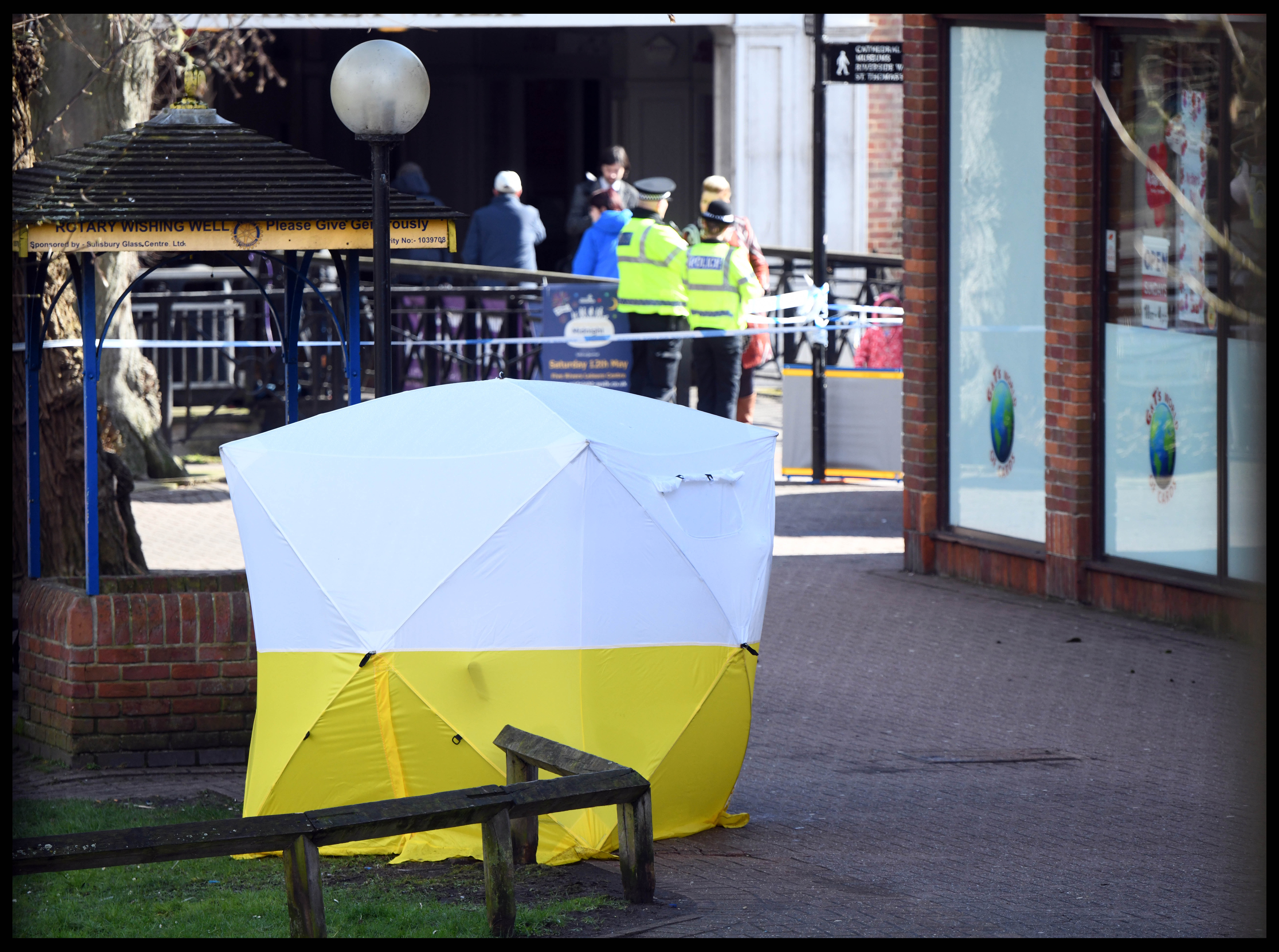 前俄羅斯特工史克里帕爾與女兒在英國遭不明手法攻擊生命垂危，警方在案發的街頭封鎖現場。（東方IC）