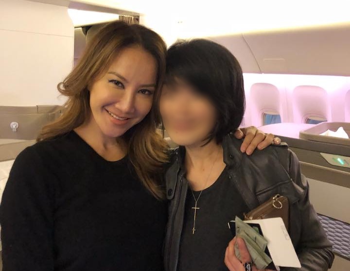李玟友人po出美國巧遇合照，43歲的李玟化淡妝看來仍舊狀態極佳。（讀者提供）