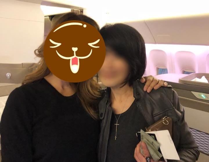 李玟友人po出美國巧遇合照,43歲的李玟化淡妝看來仍舊狀態極佳。(讀者提供)