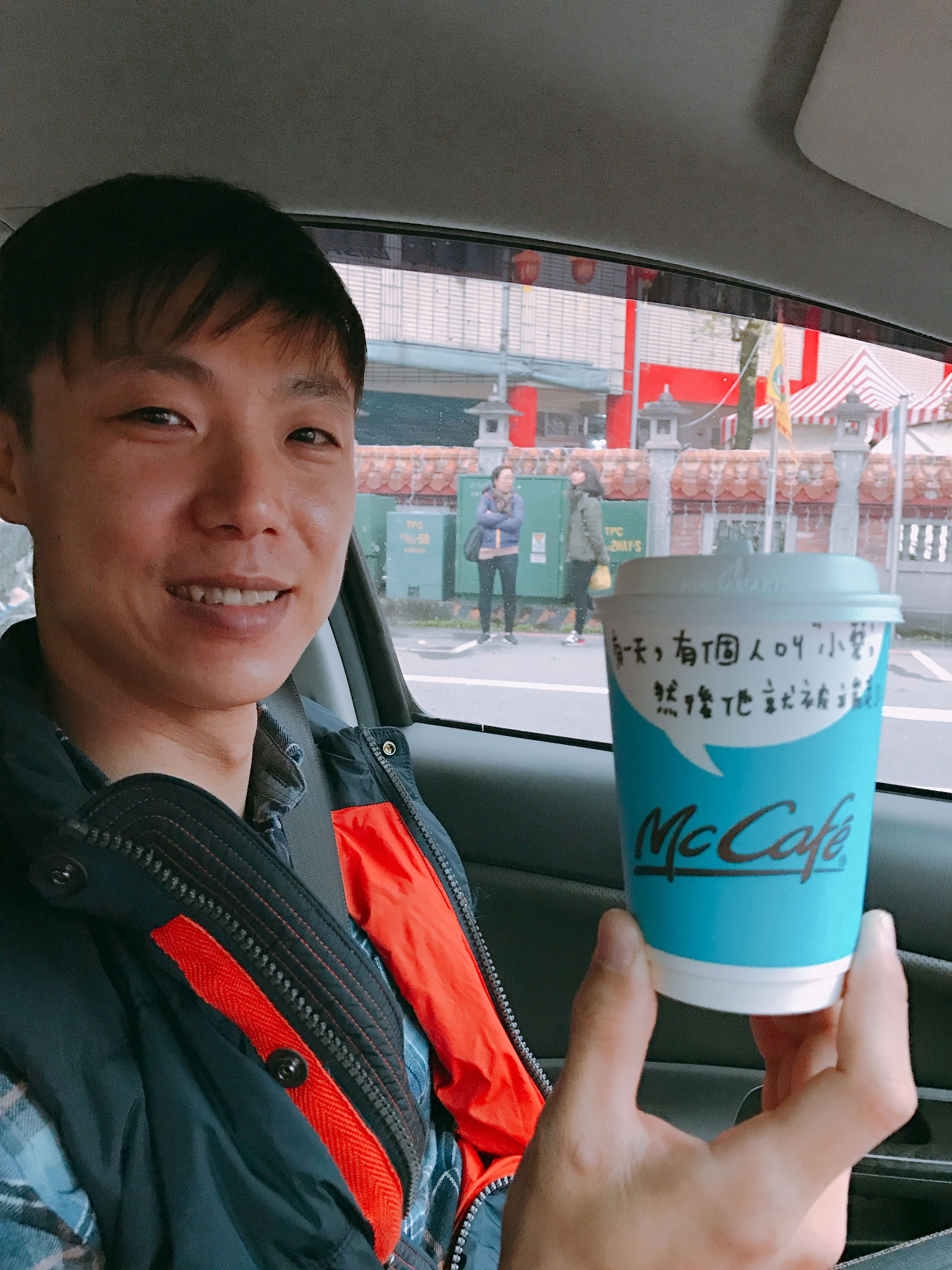 麥當勞對話杯在2016年推出市場後，以鼓勵人「勇敢表達、對話的溫度」受到各界好評，圖為店員寫上一段笑話博君一笑。