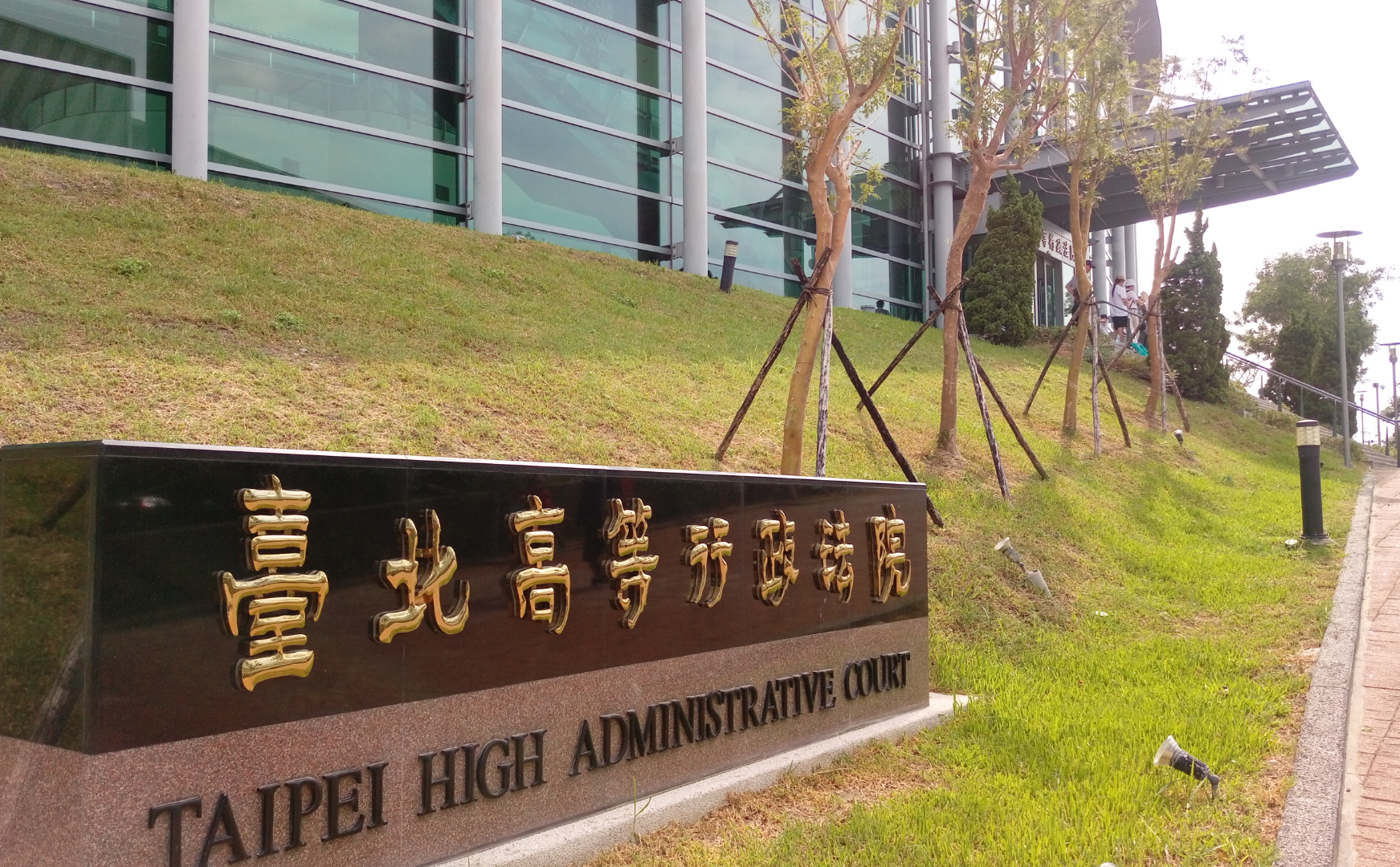 台北高等行政法院前法官陳鴻斌性騷及糾纏女助理，遭降調司法事務官，他打官司爭千萬退休金勝訴。