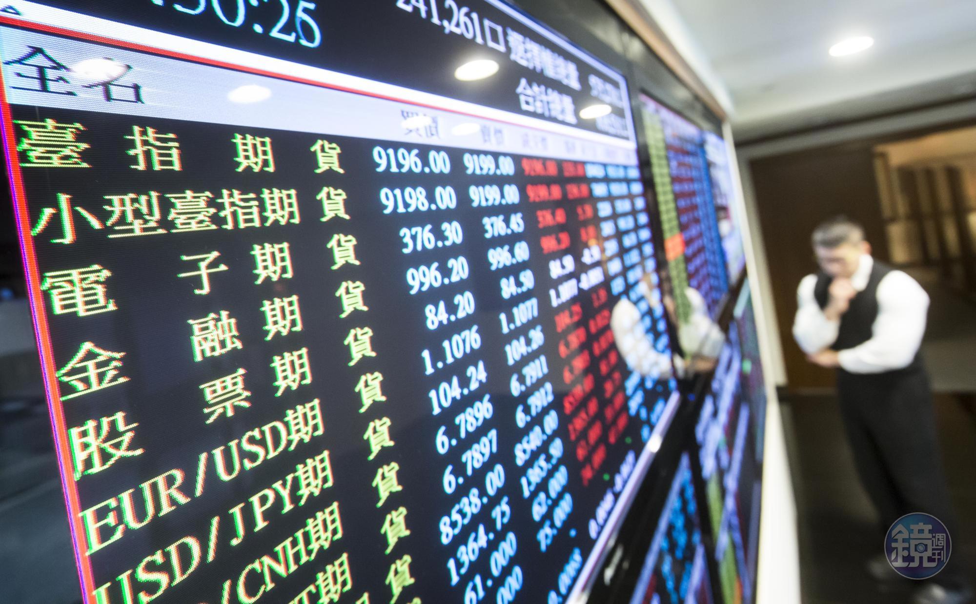 槓桿及反向型ETF是以期貨每日轉倉來達到模擬指數的效果,由於頻繁進出,交易成本較高。