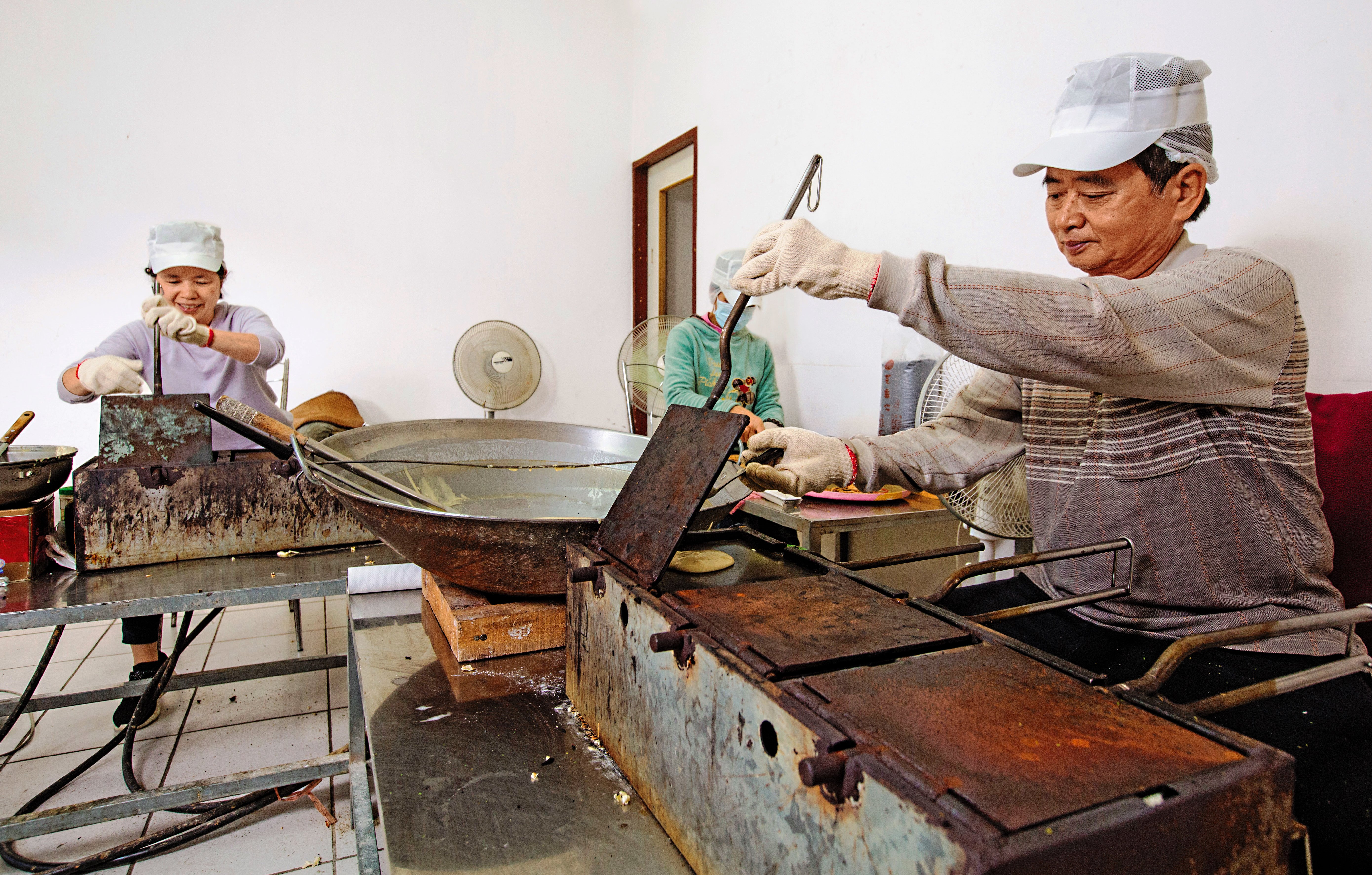 楊仁彬（右）與楊昭鑾（左）兄妹原本無意接手老店，母親過世後，禁不住老客人頻頻詢問，才憑記憶摸索調整配方，重振招牌。