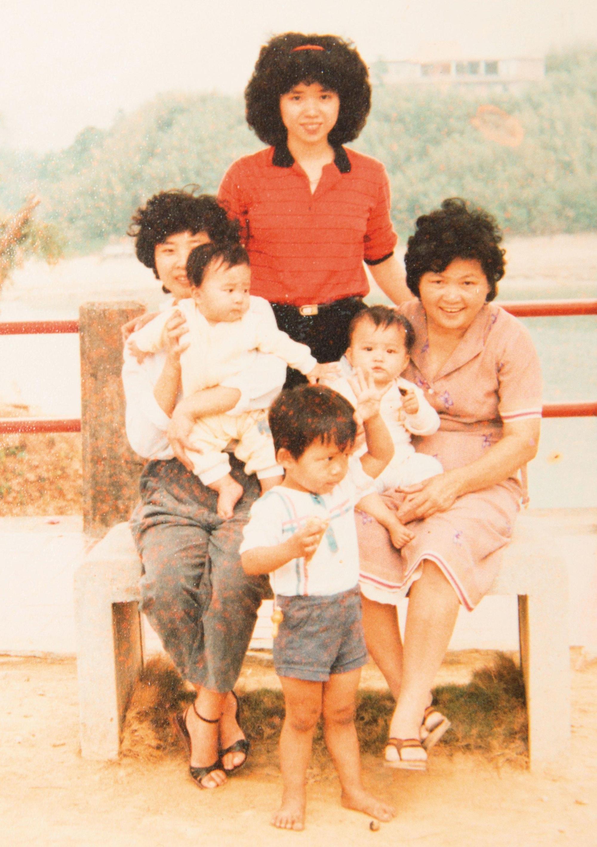 楊玉釵(右)多數時間都忙著工作養家,難得與女兒楊昭鑾(中)、媳婦陳素卿(左)與孫子出遊,留下珍貴回憶。(獅伯百年手工煎餅提供)