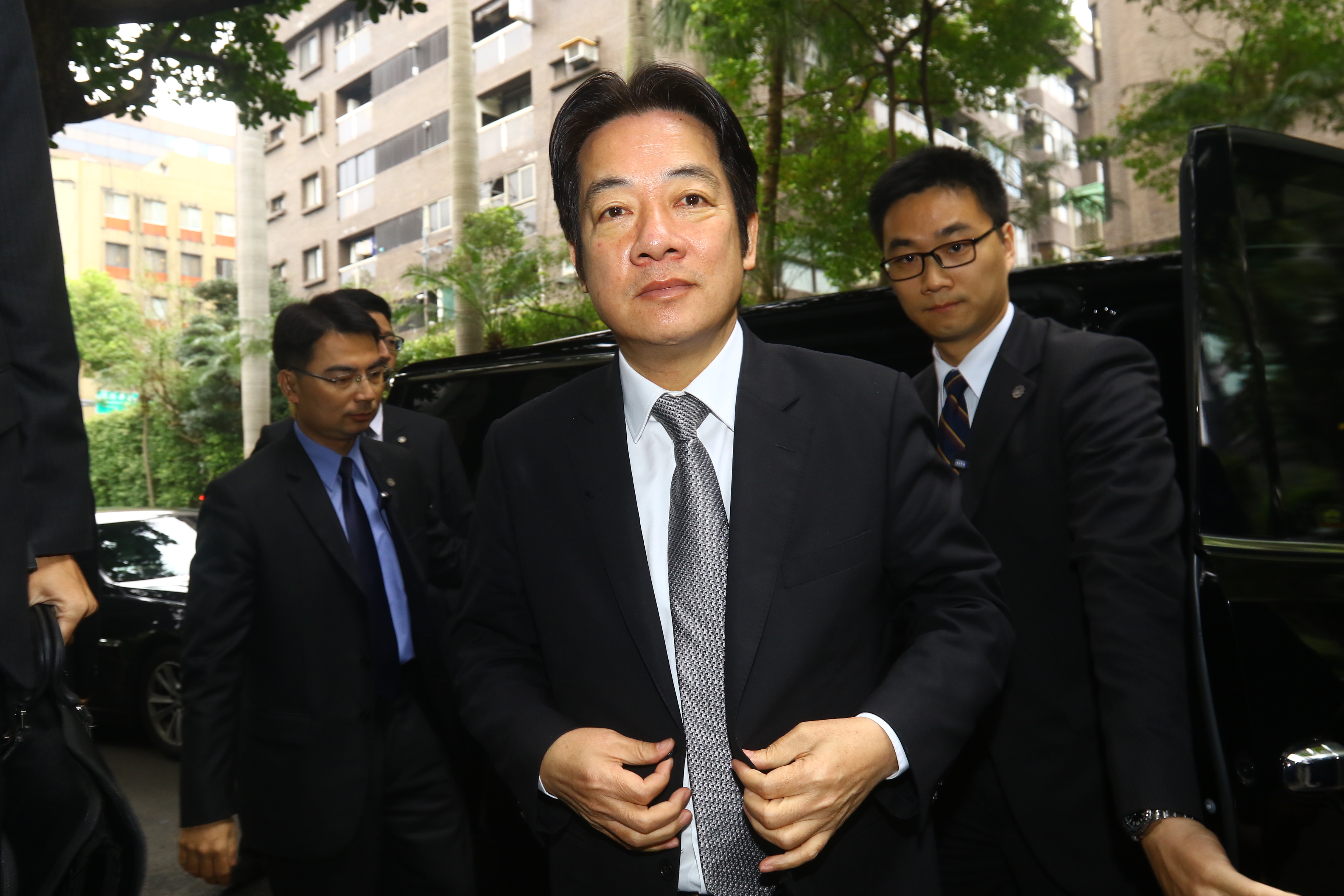 行政院長賴清德日前接受立委質詢時，並未明確提出「最低工資法」立法期程。