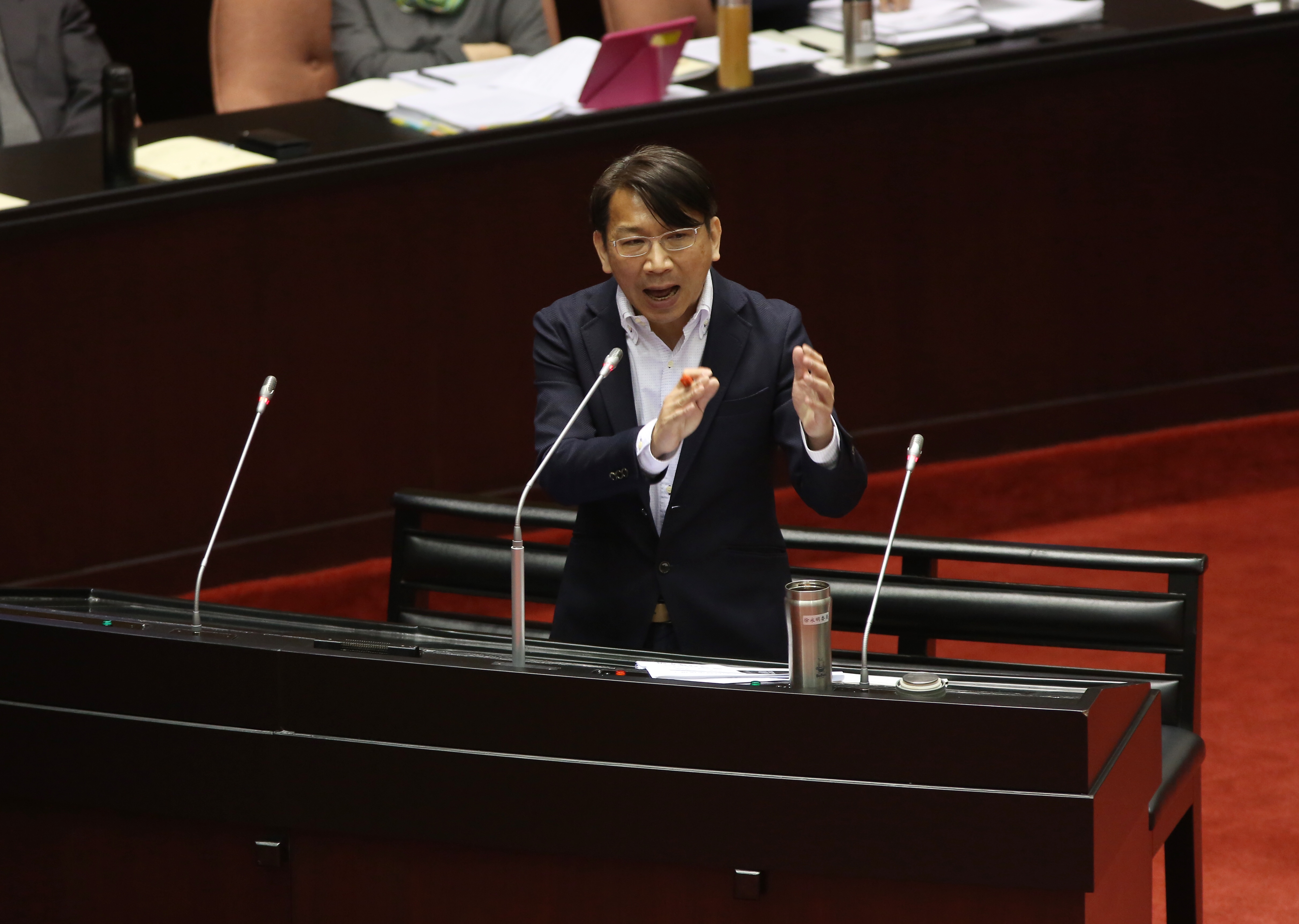 時代力量立委徐永明上週五曾針對最低工資法何時立法,質詢行政院長賴清德。