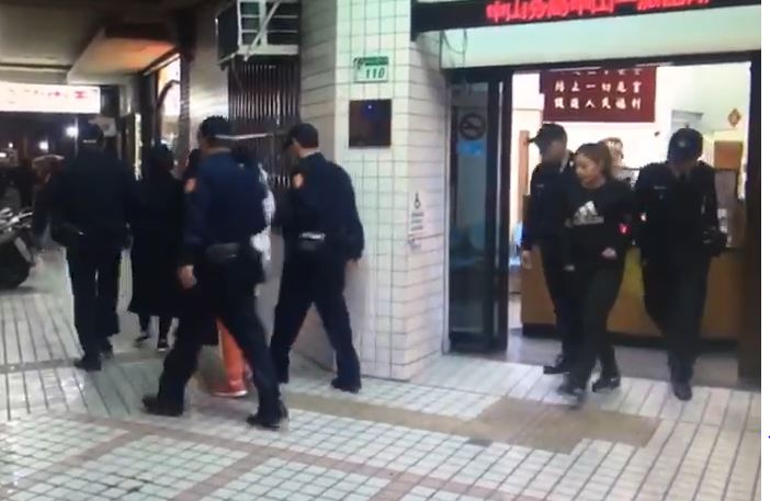 應召女均為持觀光簽證的中國女子，以自由行名義來台卻從事賣淫工作。（中山分局提供）