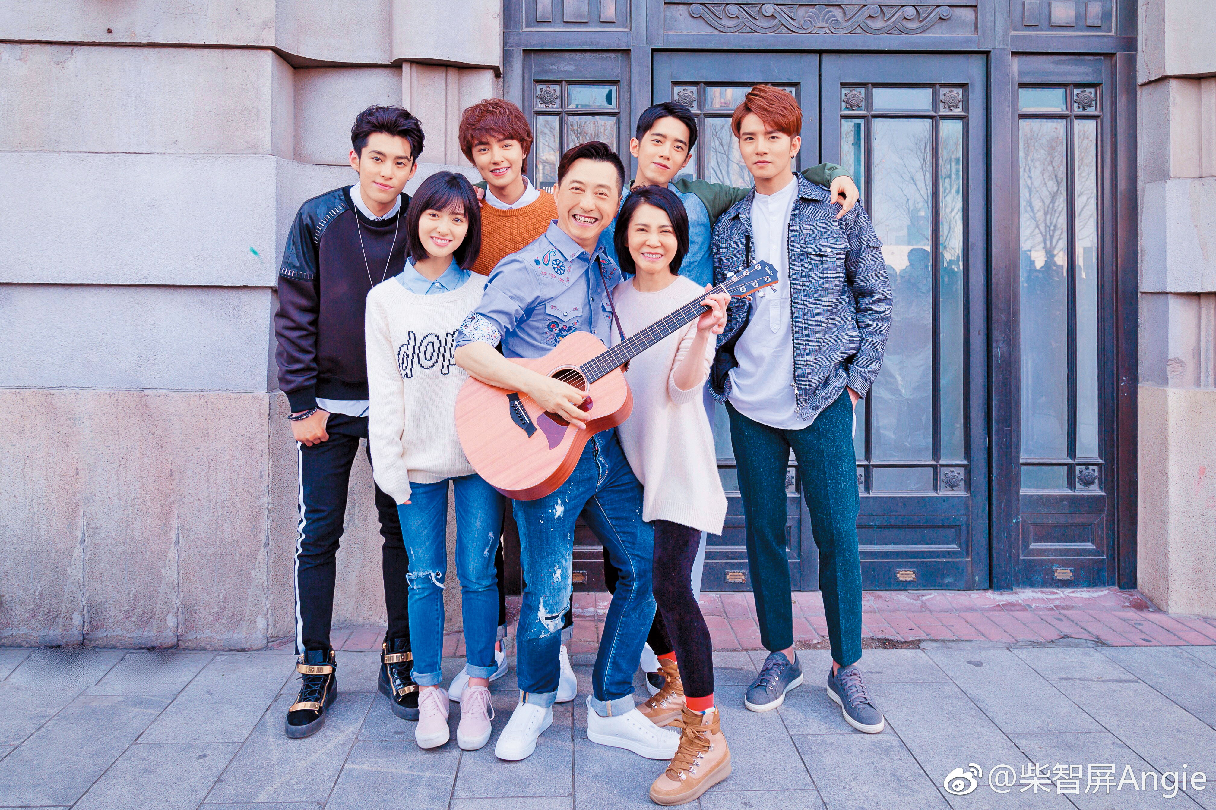 柴智屏（前右）拍《新流星花園》，哈林（前左）再次合作唱主題曲，該劇兩岸演職員都有，柴智屏坦言戲在228放寬措施之前開拍，不清楚是否適用，但以後戲劇製作時少了限額，肯定方便許多。（翻攝自柴智屏微博）