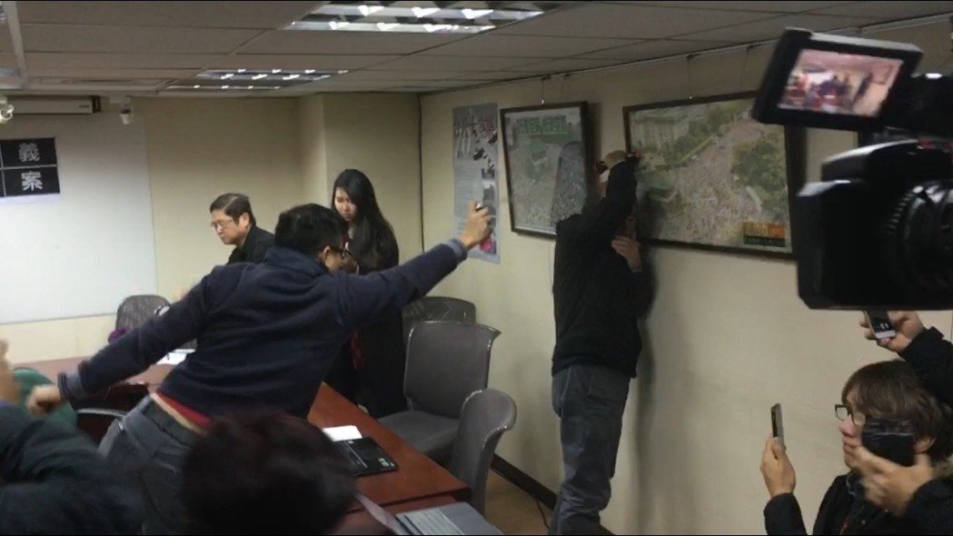 自由黨黨主席蔡丁貴(靠牆者)於記者會中遭大陳島協會理事長胡志偉潑灑生髮劑。(讀者提供)