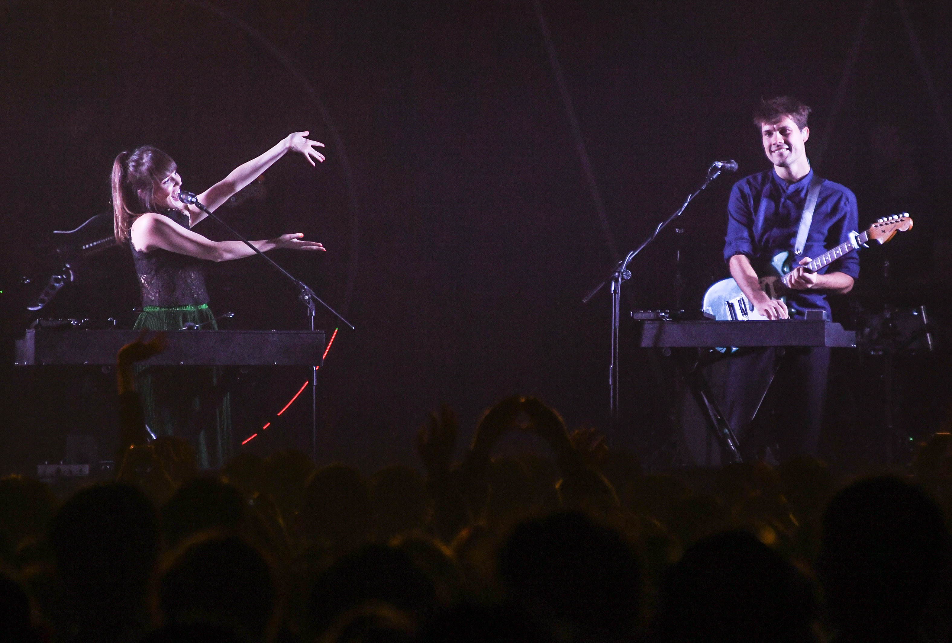 英國雙人團體Oh Wonder 汪德雙人組來台開唱,歌曲充滿正能量。(Live Nation理想國提供)