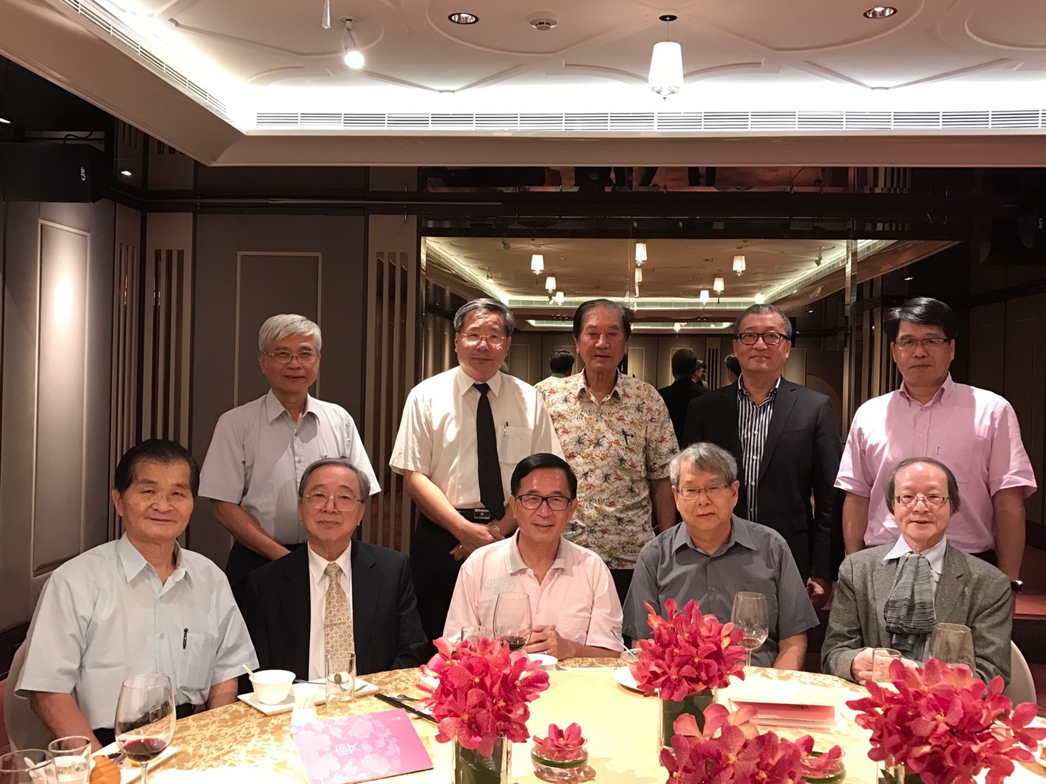 前總統陳水扁（前排中）在阿扁們群組貼出與許忠信（後排左2）等人合照。（翻攝網路）