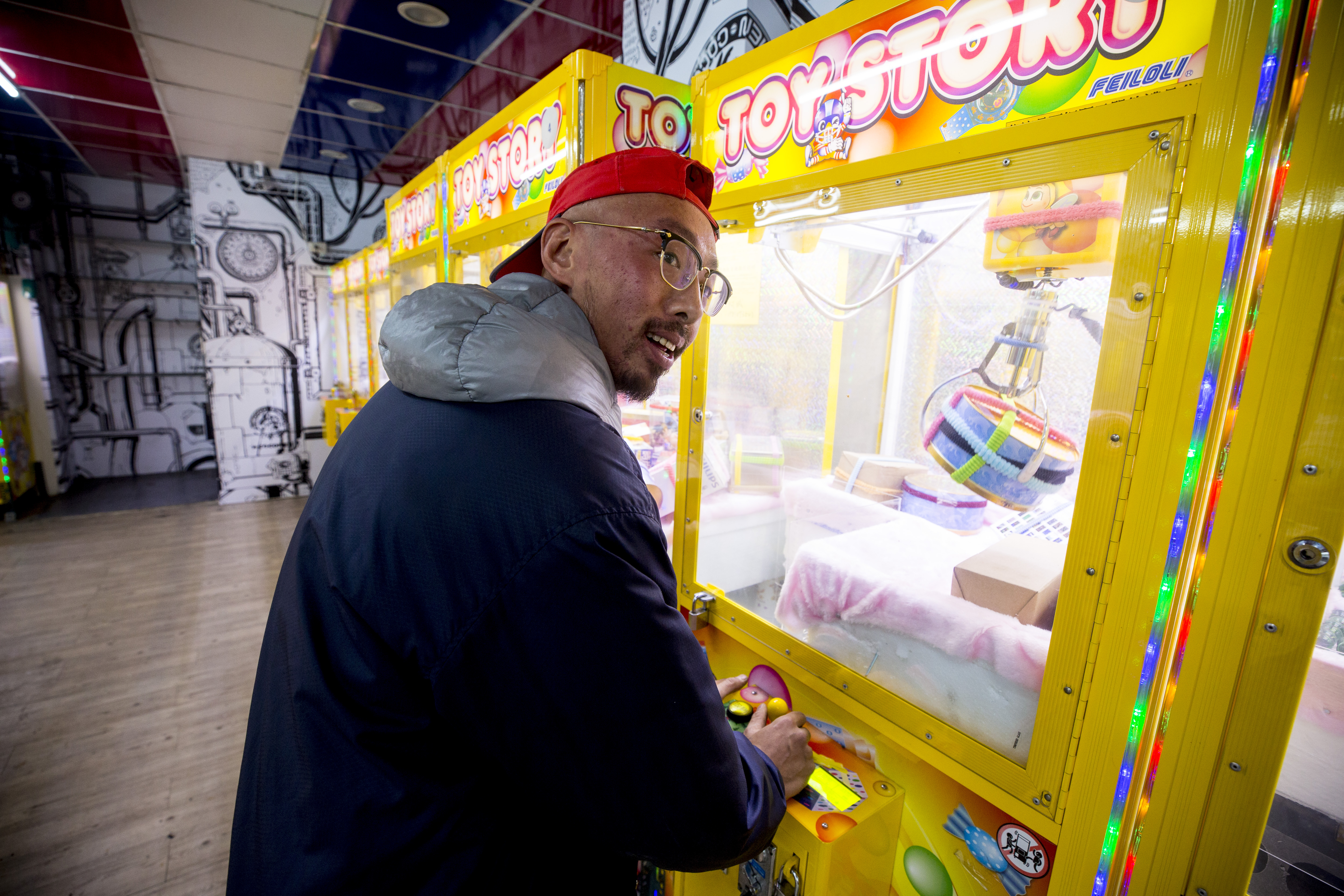 夾娃娃是麻利近幾年的興趣，沉迷時1個月可夾掉1、2萬元。