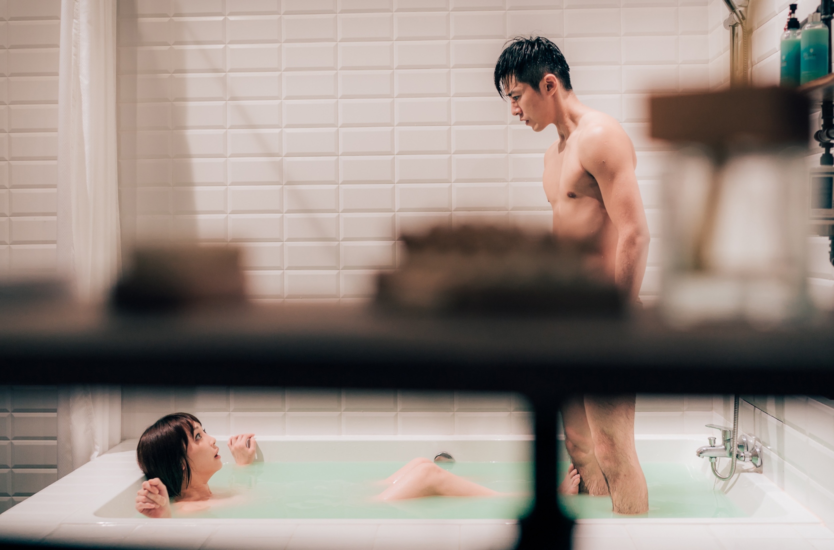 謝欣穎與李國毅拍入浴戲，令人想入非非。（愛奇藝台灣站）