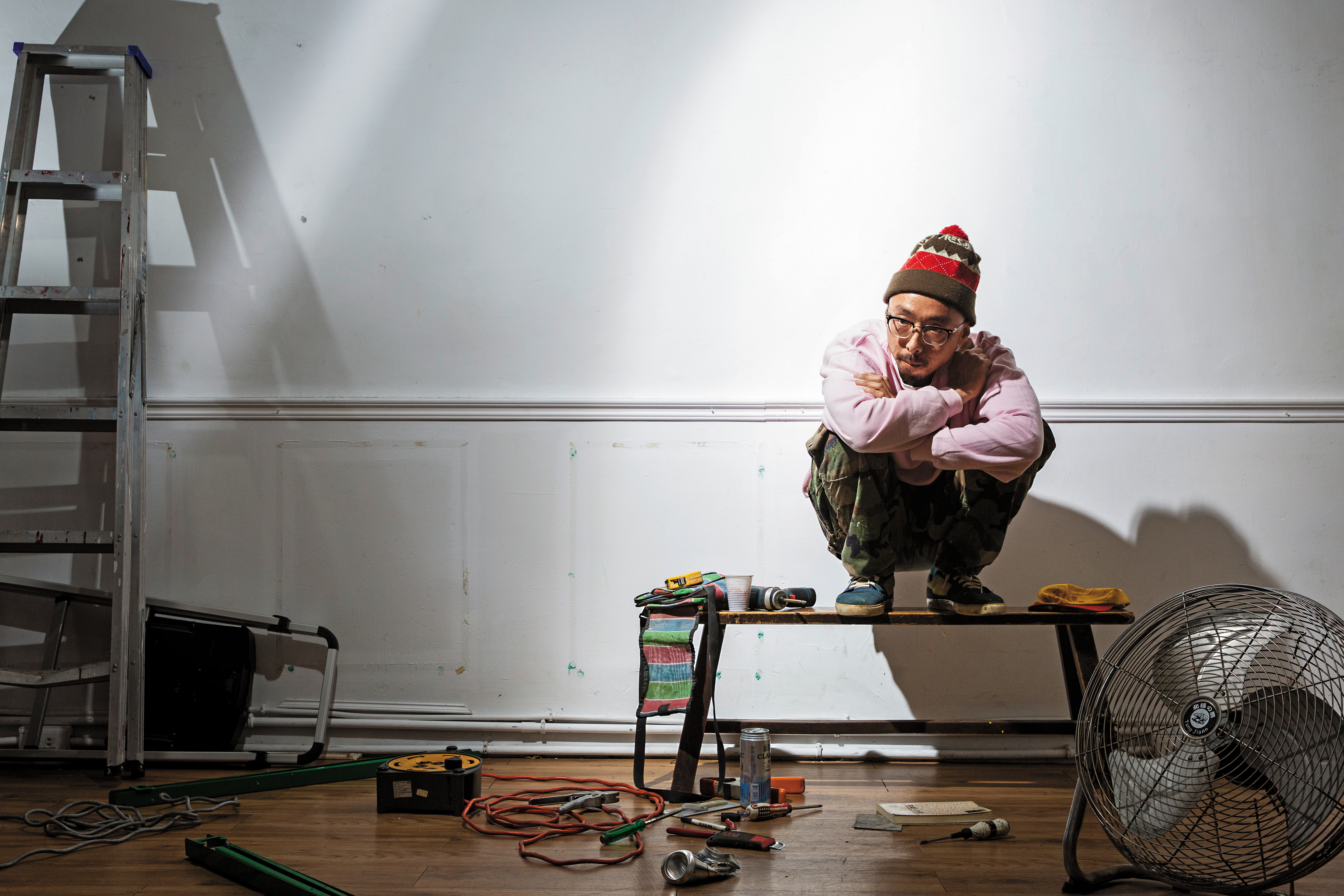 恣睢麻利目前職業是水電工，他的作品裡充滿許多工地的場景與意象。