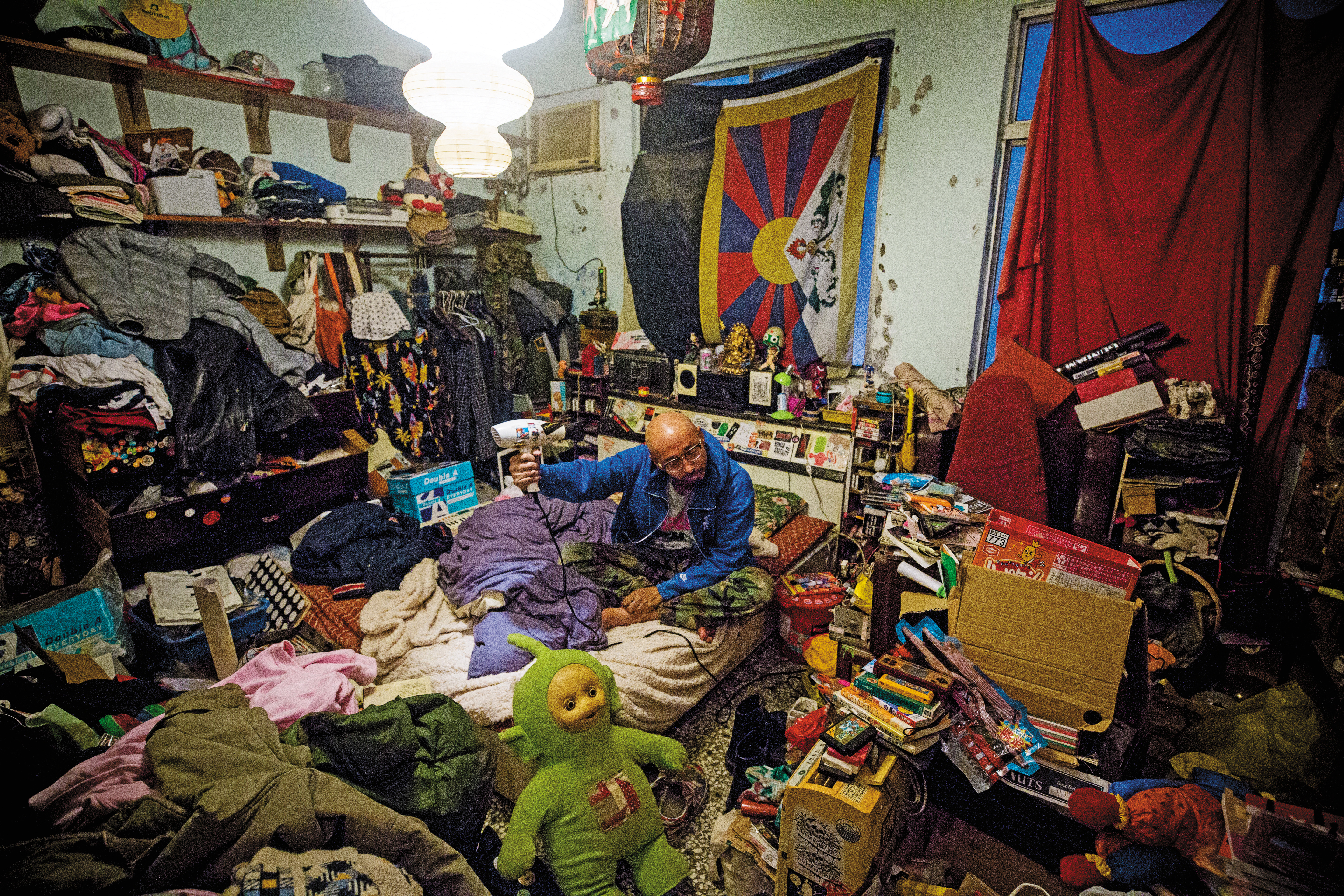 恣睢麻利的房間，裡頭堆滿雜物，只剩可讓一人通過的空間。