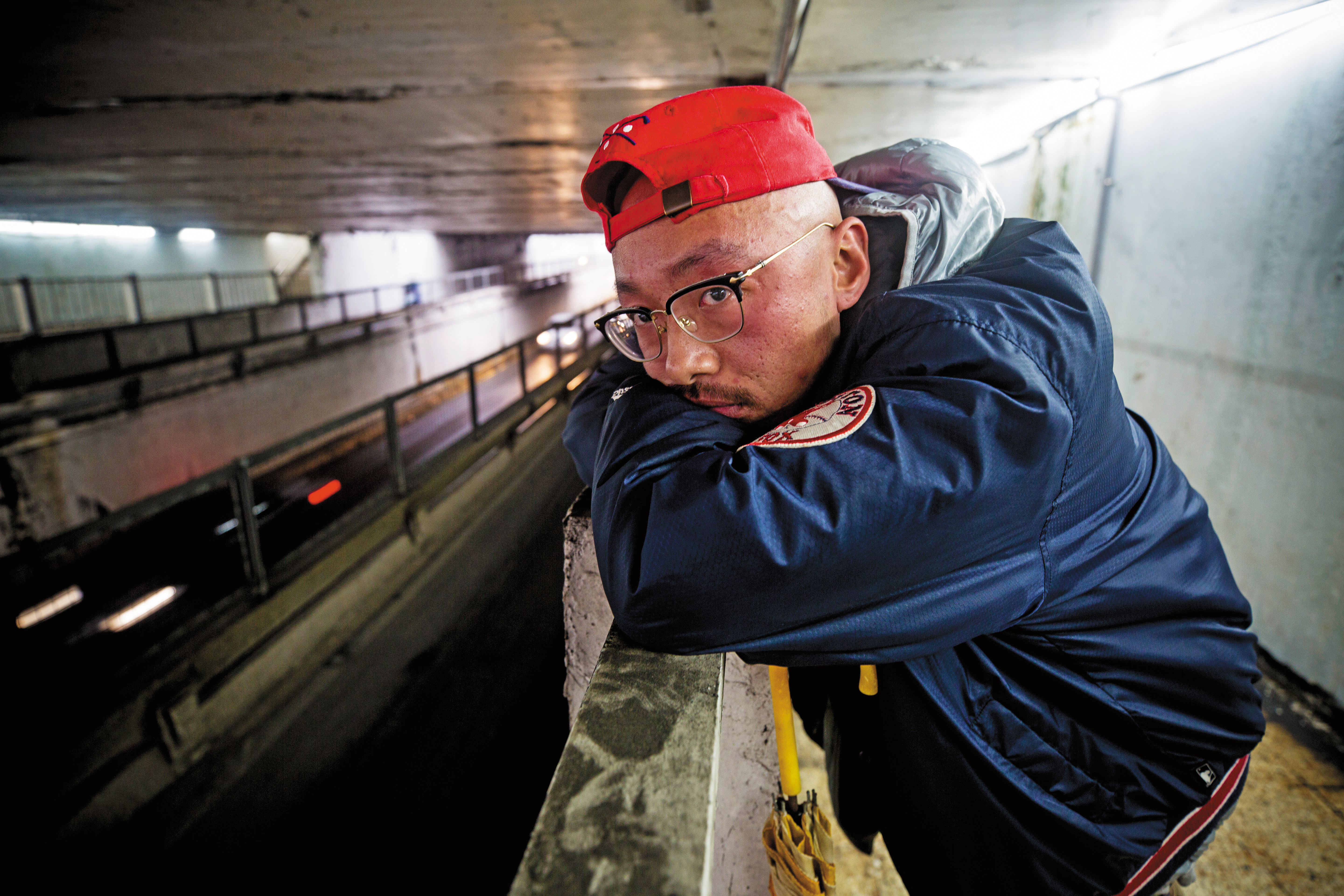 恣睢麻利講起話來輕鬆搞笑，但實際上總在為傷害他的人找藉口。