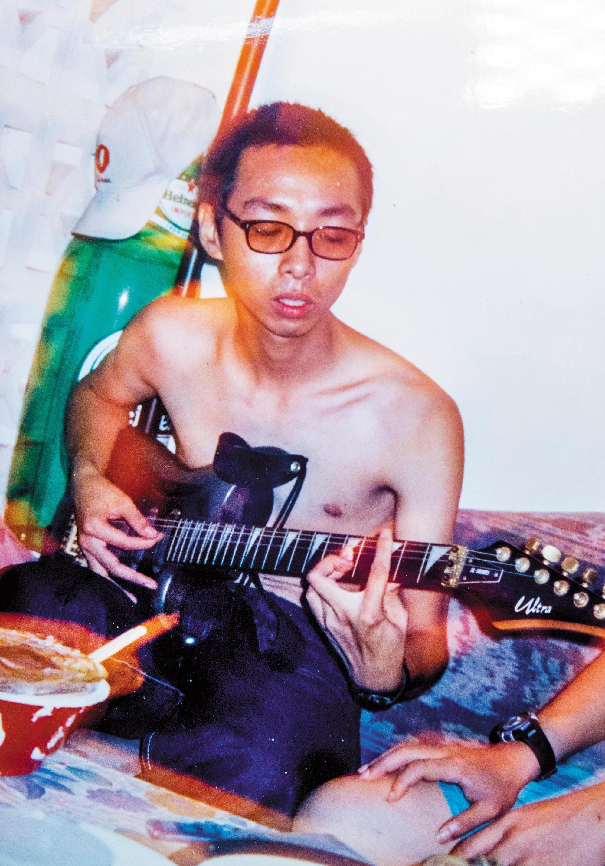 音樂是麻利的興趣之一。他常出現在獨立樂團的表演場合,詩也是因為受到音樂圈朋友的鼓勵才決定自印販售。(恣睢麻利提供)