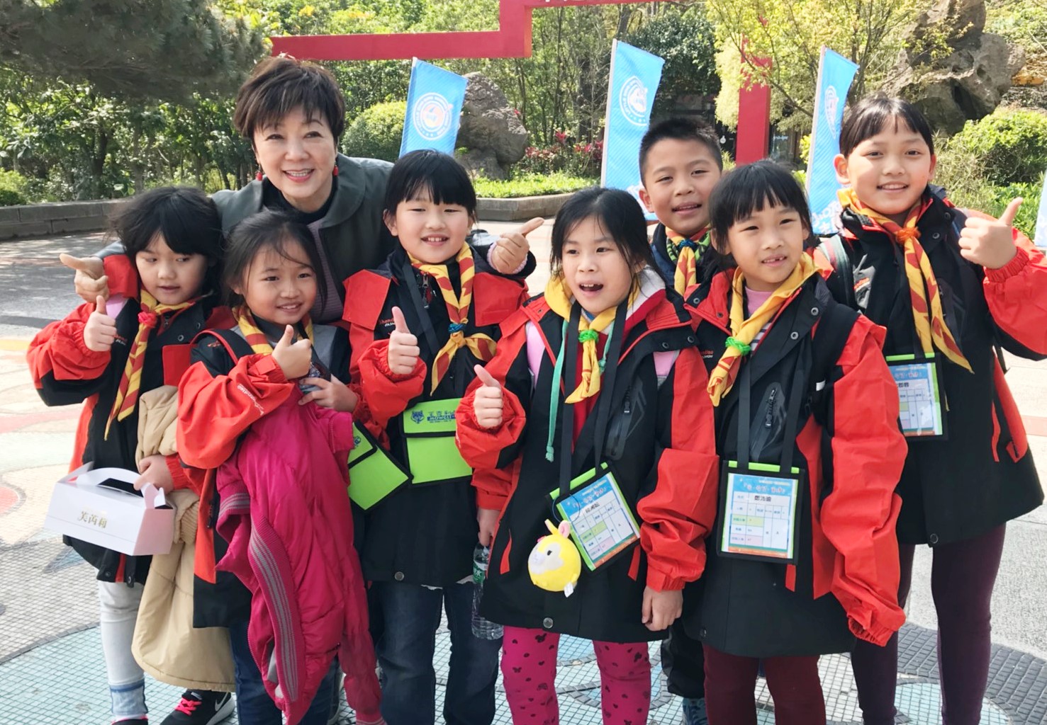 台積電慈善基金會董事長張淑芬帶花蓮災區小朋友到小叮噹樂園玩3天。（台積電慈善基金會提供）