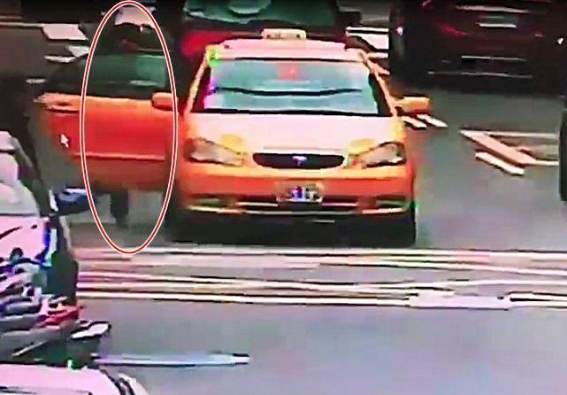 砍人的李男犯案後搭計程車往南京東路四段逃離。（警方提供）