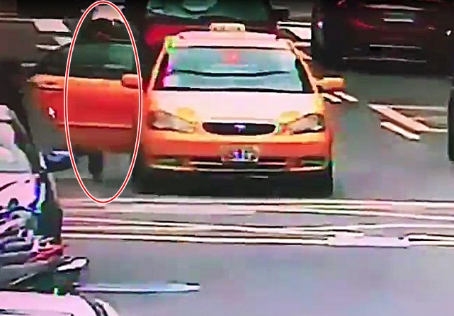 砍人的李男犯案後搭計程車往南京東路四段逃離。（警方提供）